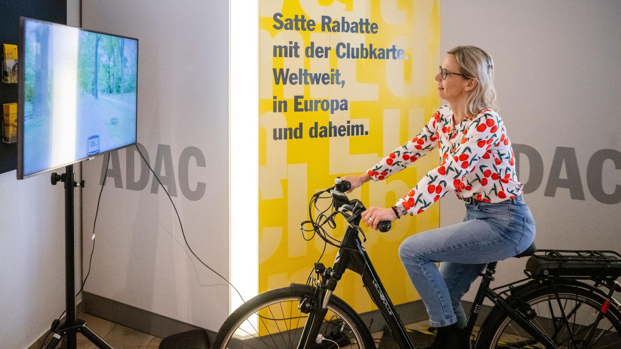 Das Bild zeigt Anika Schlömer auf dem Pedelec-Simulator.