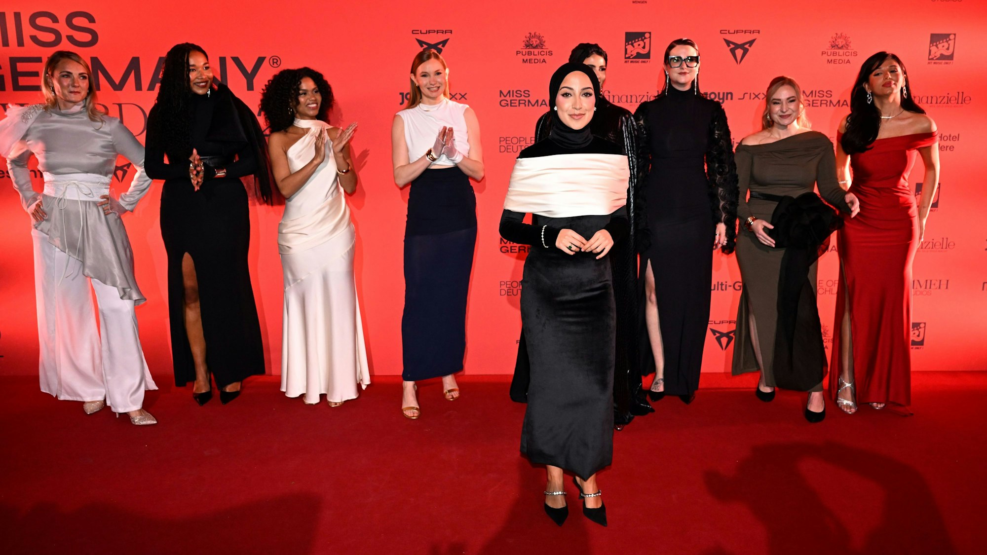 Büsra Sayed (vorne) zusammen mit den weiteren Finalistinnen beim Finale „Miss Germany Awards“ 2026 auf dem Roten Teppich im Bavaria Film Gelände.