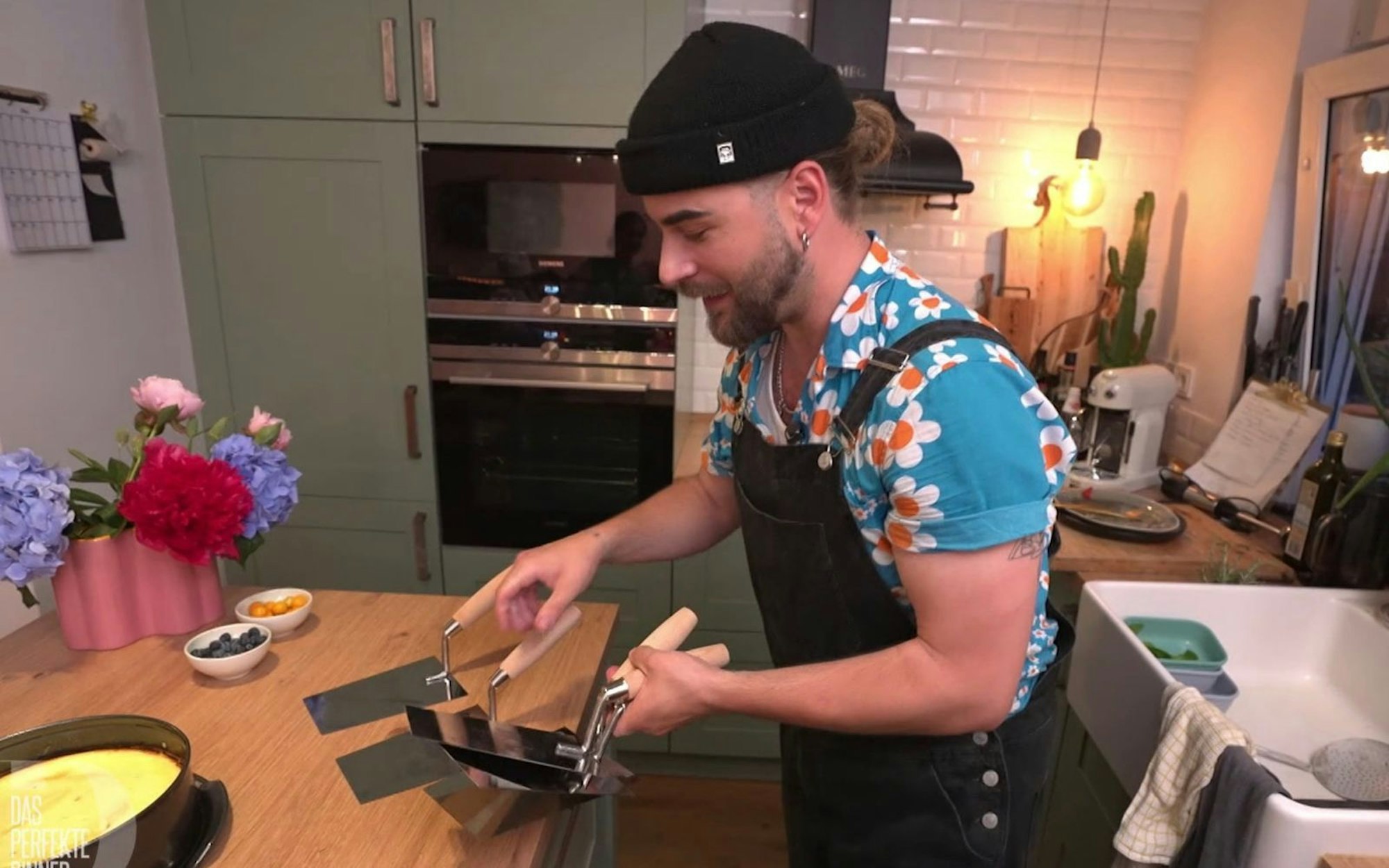 Den Cheesecake serviert Deko-Profi Eric (34) stilecht auf Maurerkellen. (Bild: RTL)