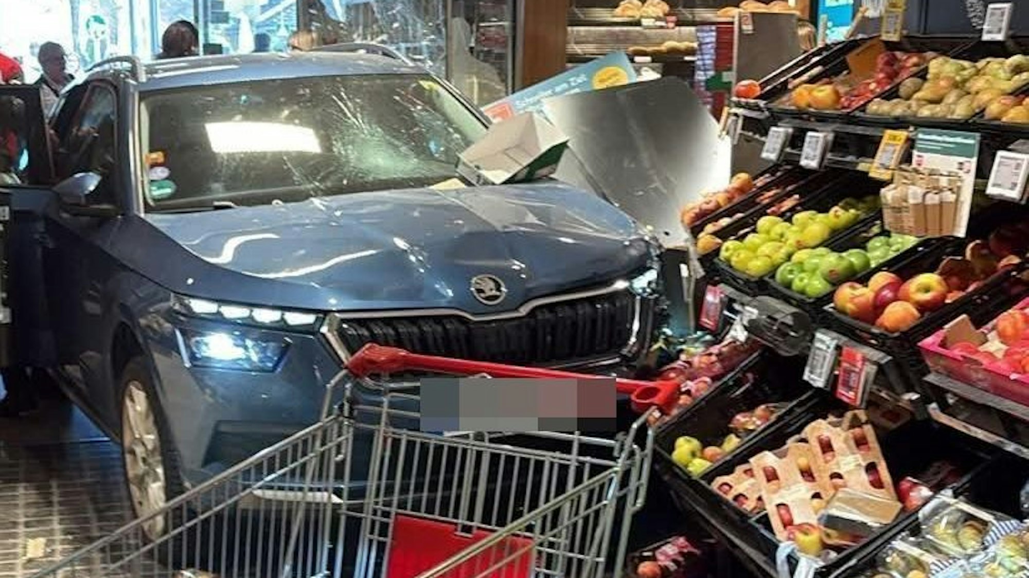 Das Fahrzeug krachte in einen Rewe-Markt auf der Bergisch Gladbacher Straße in Köln-Dellbrück.