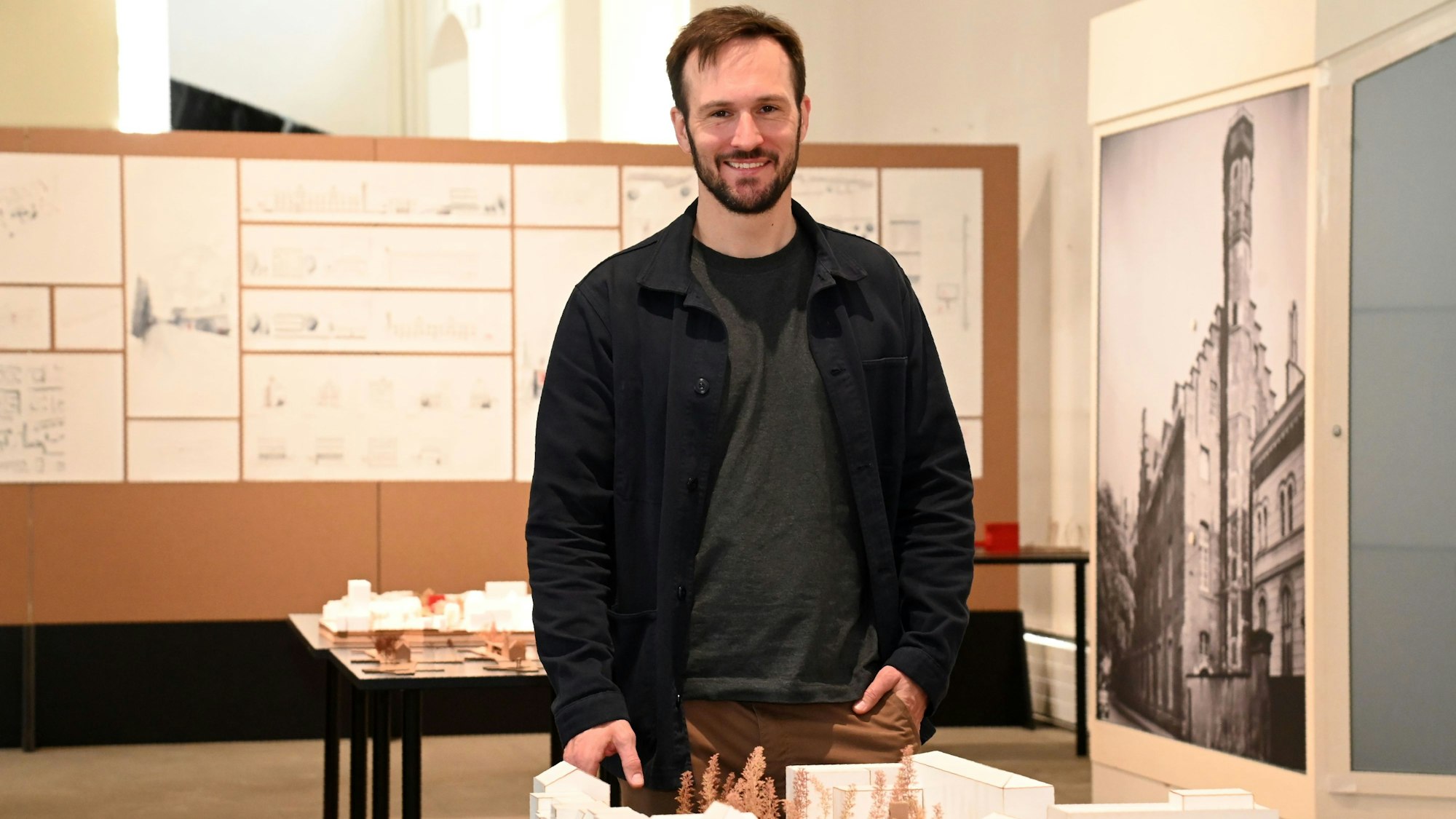 Sascha Pries vom Kölnischen Stadtmuseum hat die Ausstellung kuratiert.