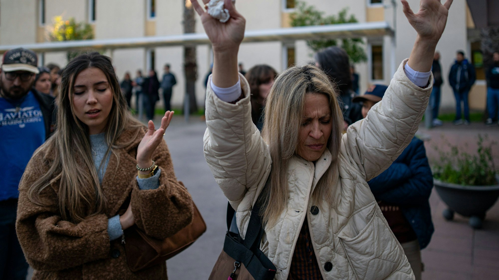 Eine Gruppe von Menschen protestiert am 26. März 2026 vor dem Eingang des Krankenhauses Sant Camil in Sant Pere de Ribes, Barcelona, Katalonien, Spanien.