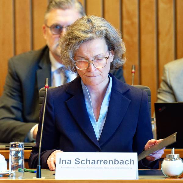 Ina Scharrenbach (CDU), Ministerin für Heimat, Kommunales, Bauen und Gleichstellung von Nordrhein-Westfalen, nimmt in einer Sondersitzung des Bauausschusses des Landtags Nordrhein-Westfalen zu Vorwürfen zum Umgang von Scharrenbach mit Mitarbeitern teil.