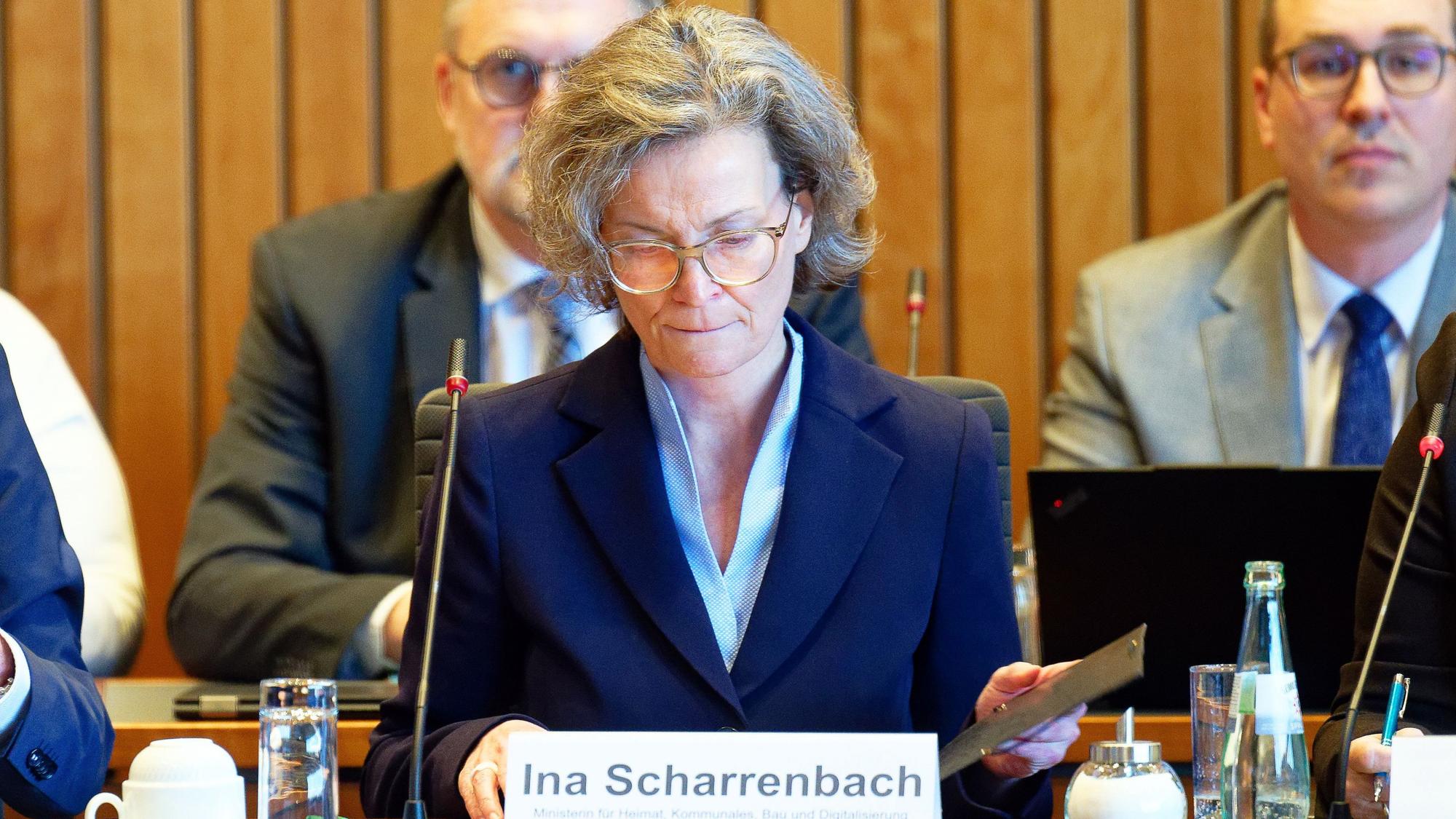 Ina Scharrenbach (CDU), Ministerin für Heimat, Kommunales, Bauen und Gleichstellung von Nordrhein-Westfalen, nimmt in einer Sondersitzung des Bauausschusses des Landtags Nordrhein-Westfalen zu Vorwürfen zum Umgang von Scharrenbach mit Mitarbeitern teil.