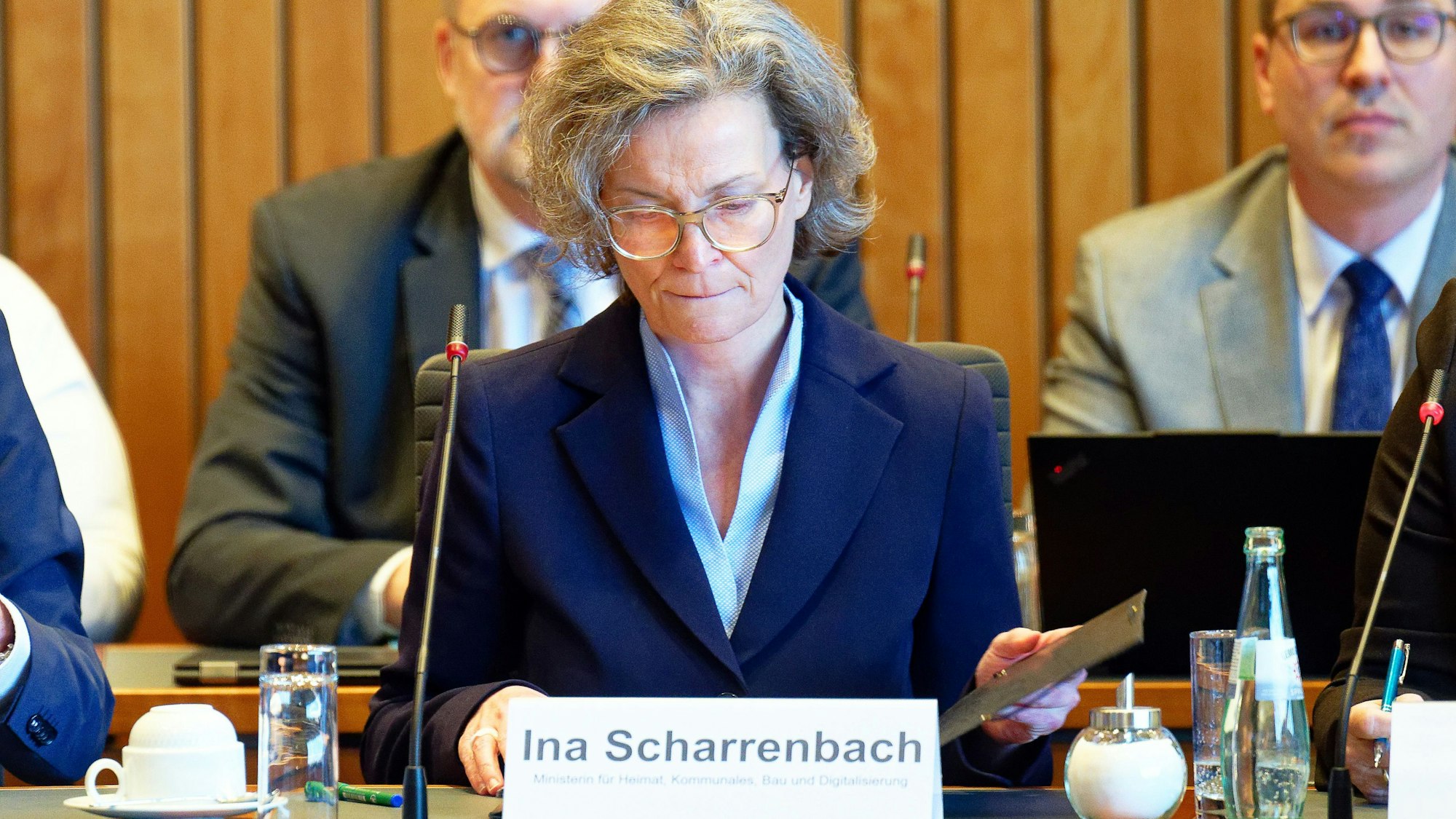 Ina Scharrenbach (CDU), Ministerin für Heimat, Kommunales, Bauen und Gleichstellung von Nordrhein-Westfalen, nimmt in einer Sondersitzung zu den Mobbing-Vorwürfen gegen sie Stellung.