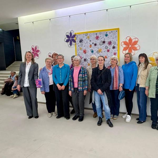 Die Teilnehmerinnen zeigen ihre Kunstwerke