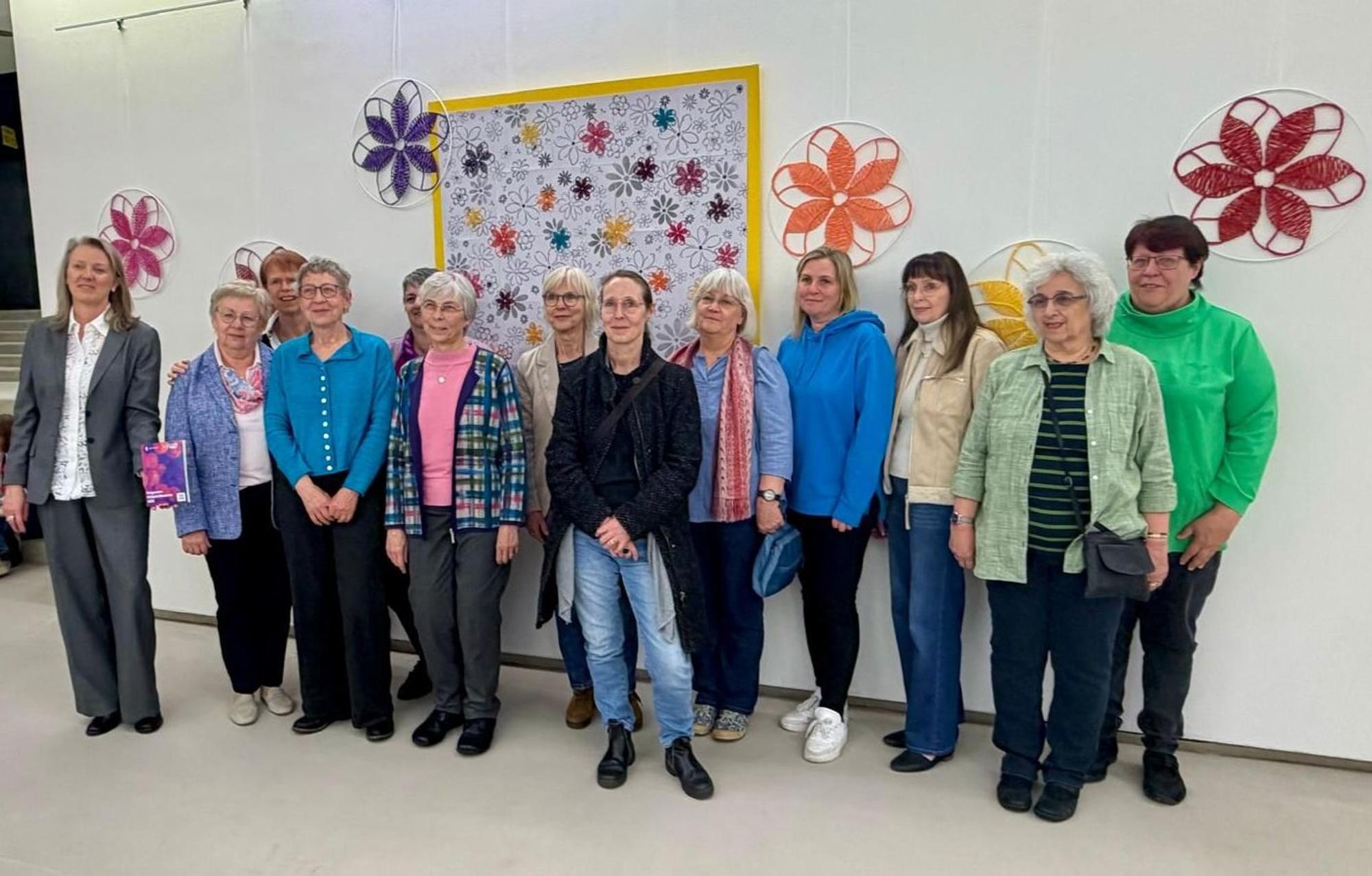 Die Teilnehmerinnen zeigen ihre Kunstwerke