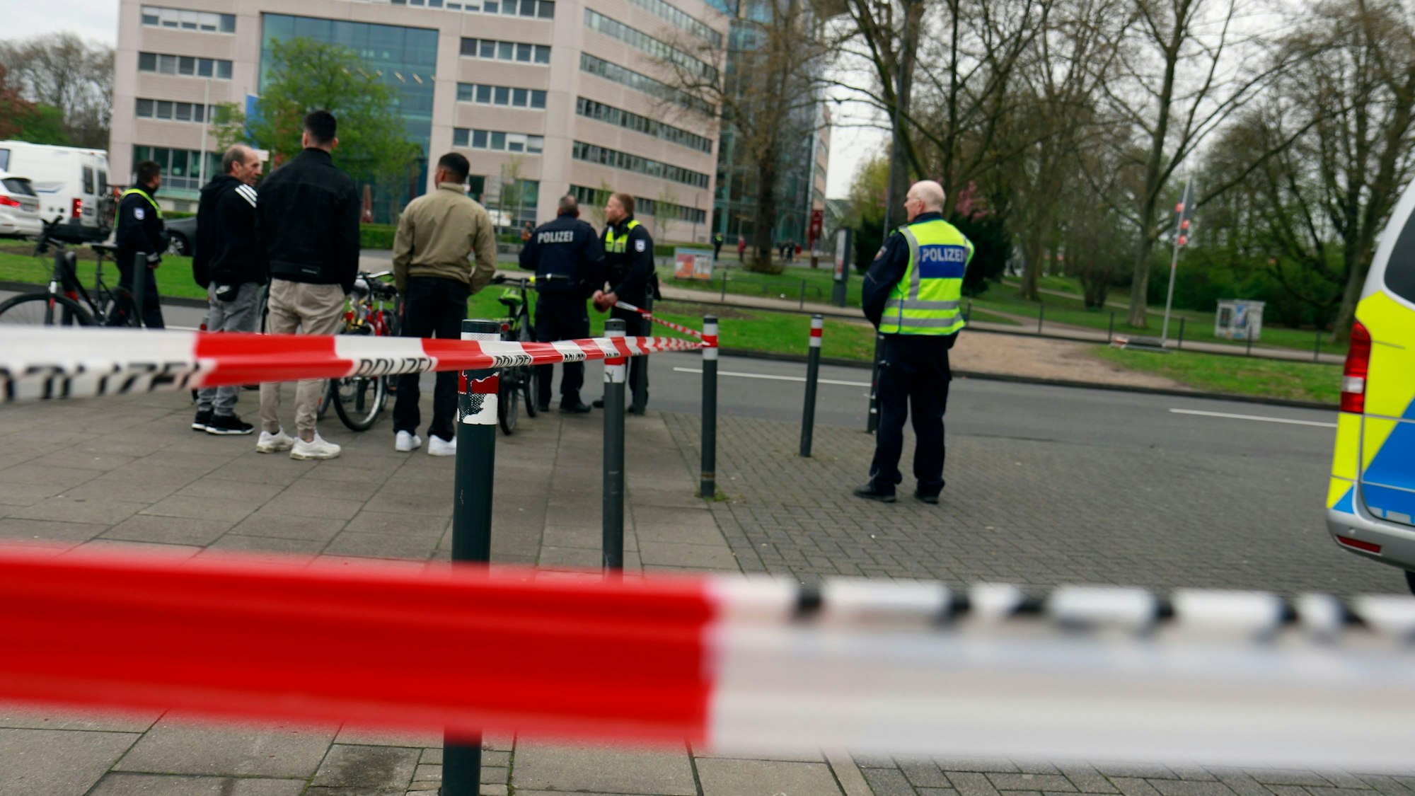 Einsatzkräfte sperren den Bereich des Kennedy-Ufers in Deutz ab (Symbolfoto)