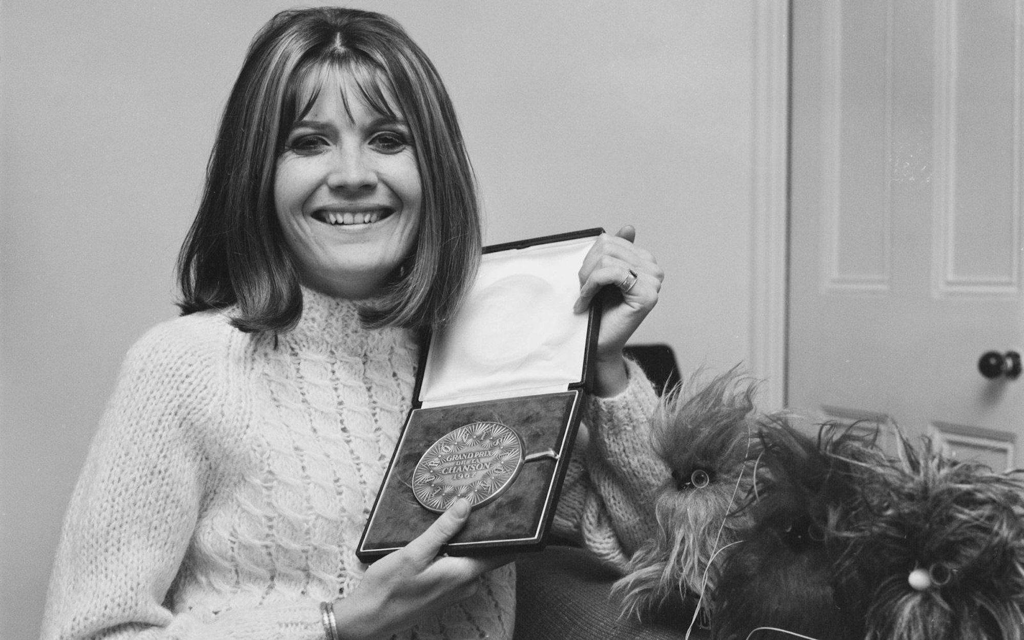Noch ein Siegertitel, der in ganz Europa die Hitlisten eroberte: Die britische Sängerin Sandie Shaw gewann den Liederwettstreit 1967 mit dem Evergreen „Puppet On A String“. (Bild: Evening Standard/Hulton Archive/Getty Images)