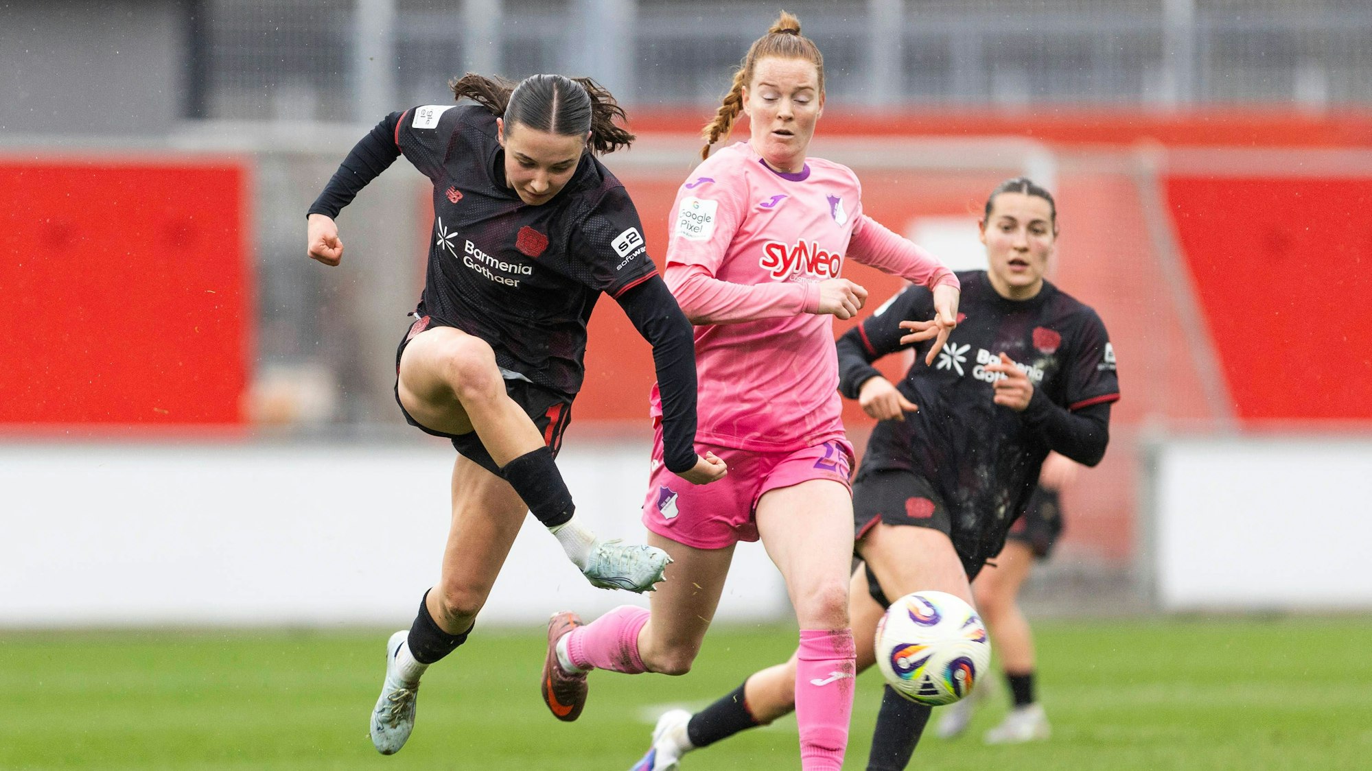 Google Pixel Frauen-Bundesliga: Bayer 04 Leverkusen - TSG 1899 Hoffenheim 22.02.2026 Loreen Bender Bayer 04 Leverkusen, 19, Nikee Van Dijk TSG 1899 Hoffenheim, 25 am 19. Spieltag der Google Pixel Frauen-Bundesliga im Spiel von Bayer 04 Leverkusen gegen die TSG 1899 Hoffenheim am 22.02.2026 im Ulrich-Haberland-Stadion in Leverkusen. *** Google Pixel Women Bundesliga Bayer 04 Leverkusen TSG 1899 Hoffenheim 22 02 2026 Loreen Bender Bayer 04 Leverkusen, 19 , Nikee Van Dijk TSG 1899 Hoffenheim, 25 on matchday 19 of the Google Pixel Women Bundesliga in the match between Bayer 04 Leverkusen and TSG 1899 Hoffenheim on 22 02 2026 at Ulrich Haberland Stadion in Leverkusen Copyright: xBEAUTIFULxSPORTS/Meuselx