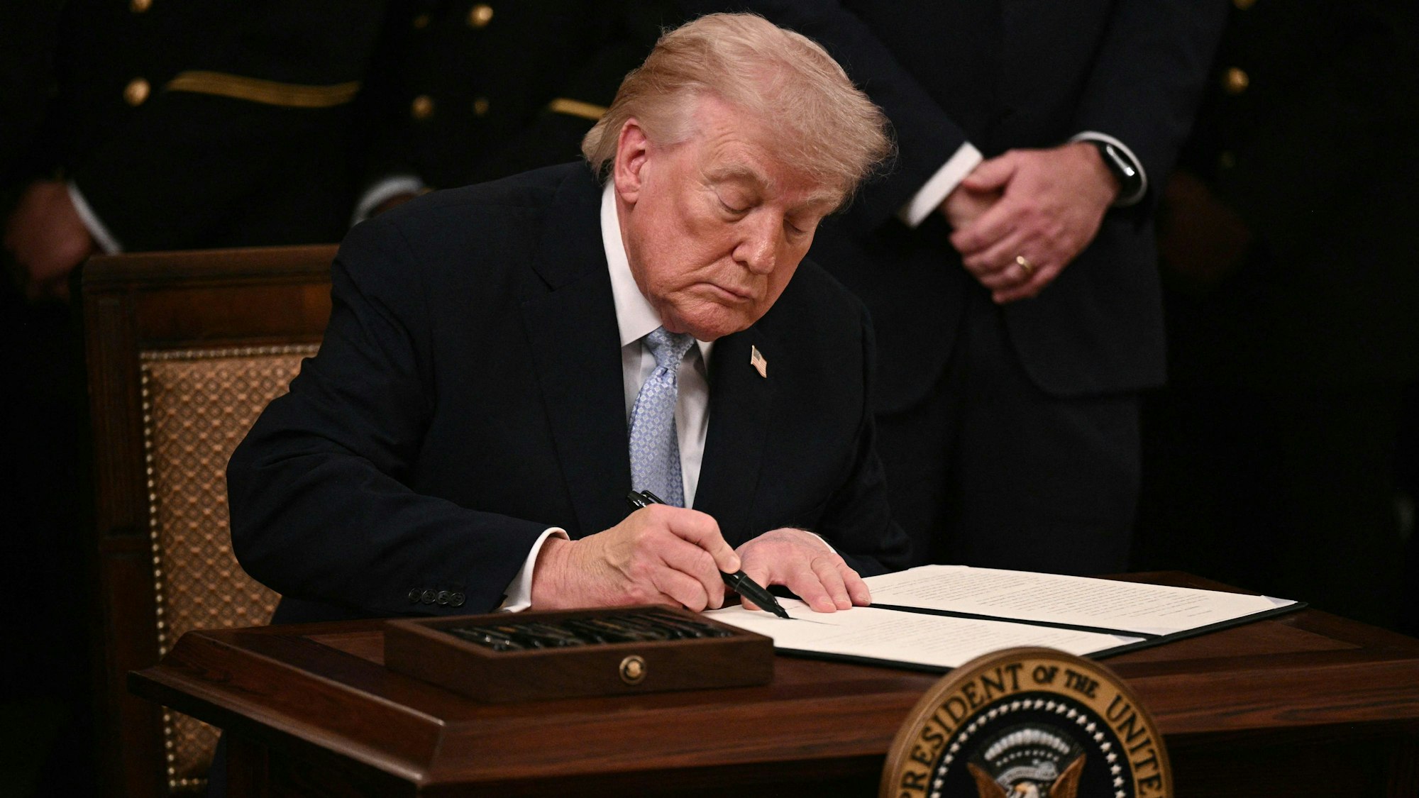 Donald Trump unterzeichnet ein Dekret mit seinem Lieblingsstift. (Archivbild)