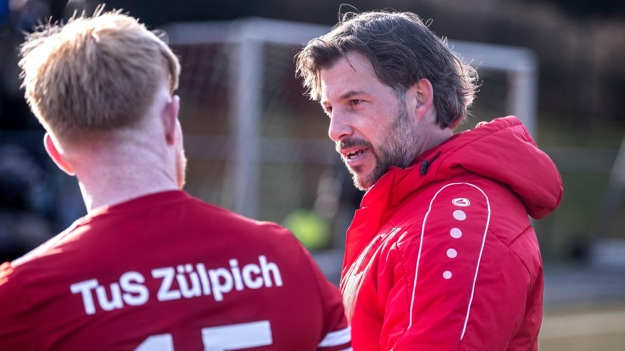 Marc Altendorf unterhält sich am Spielfeldrand mit einem seiner Spieler.