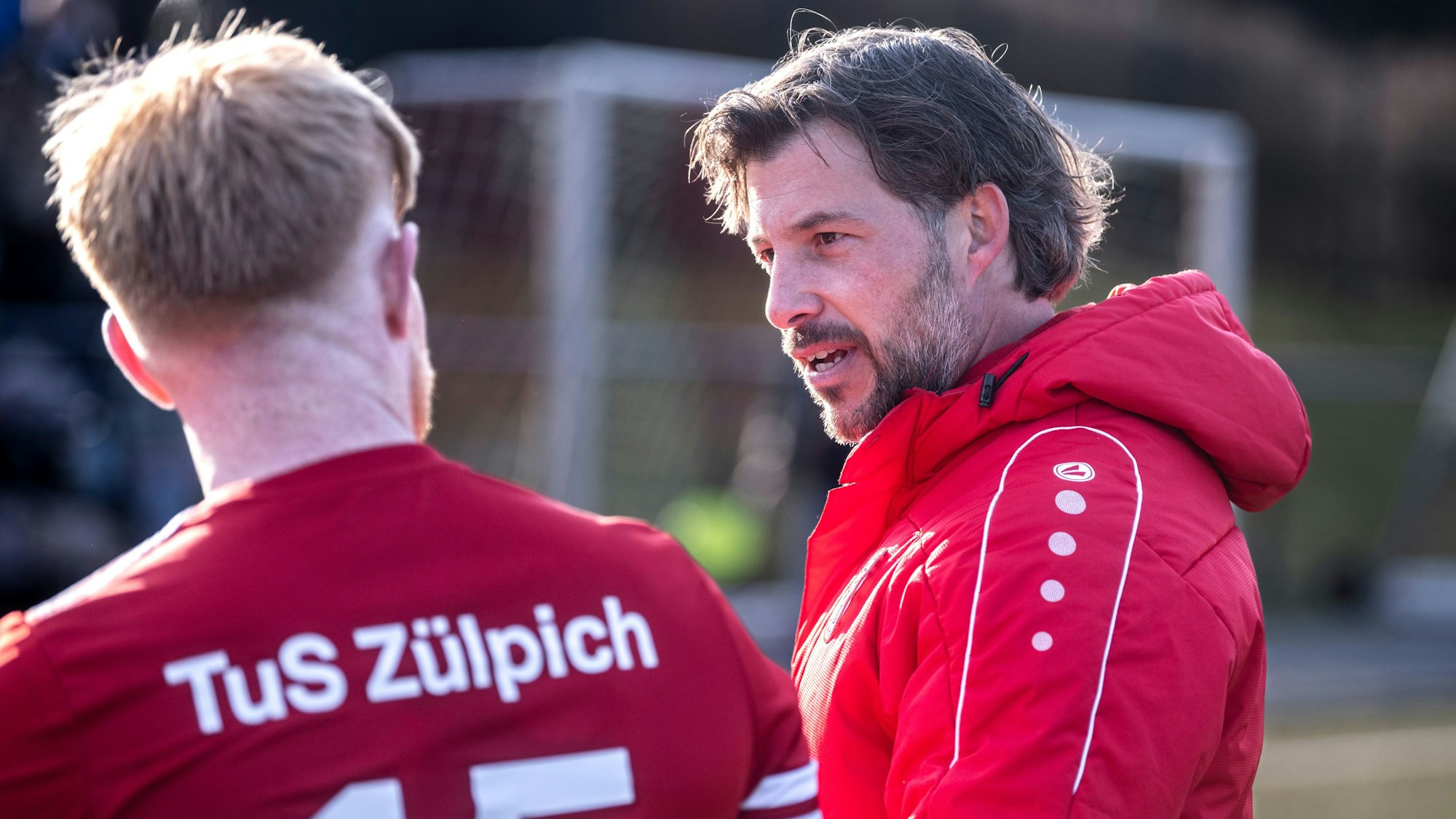 Marc Altendorf unterhält sich am Spielfeldrand mit einem seiner Spieler.