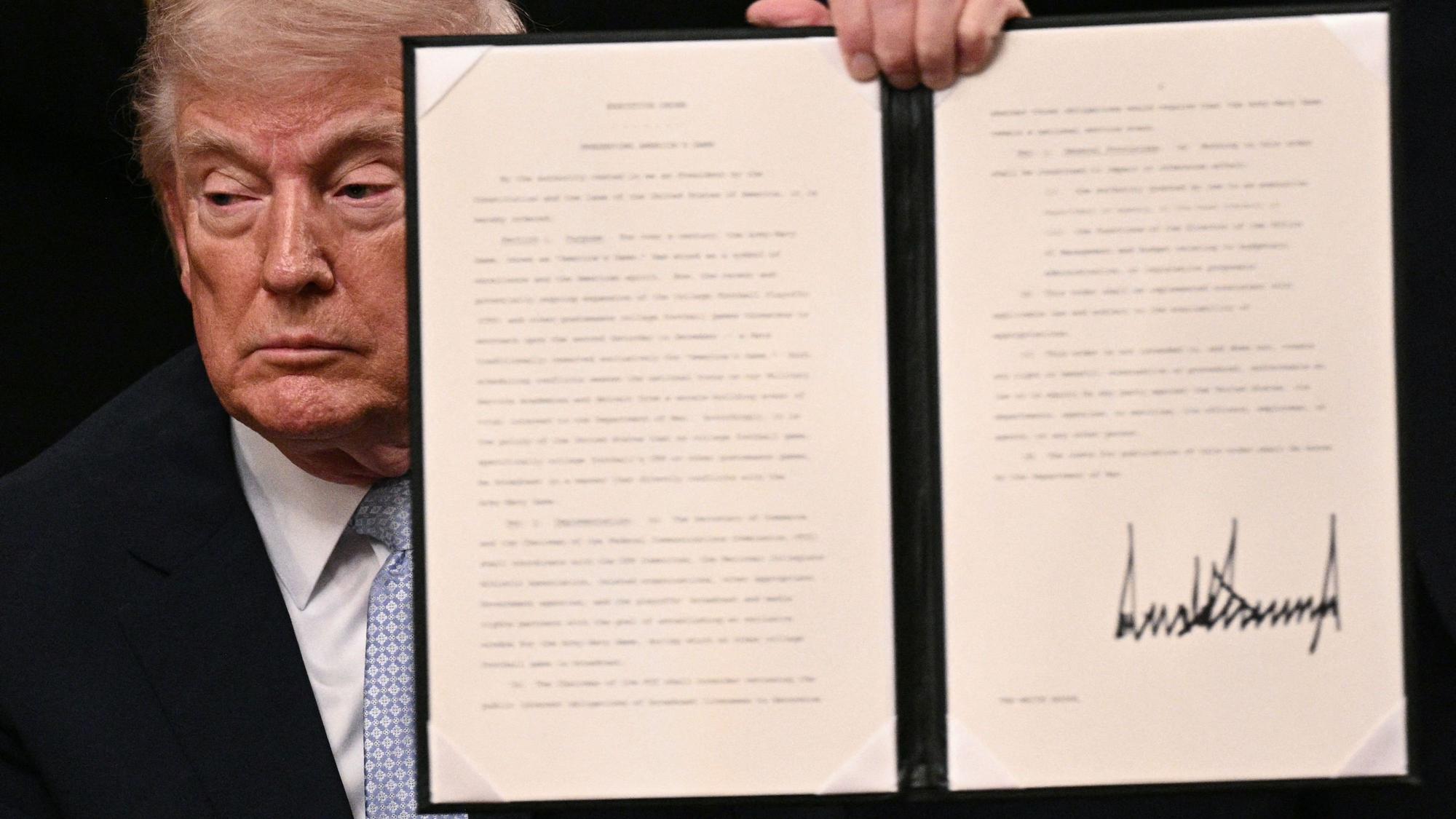 US-Präsident Donald Trump schwört auf seinen Filzstift, das Ergebnis sind markante Lettern.