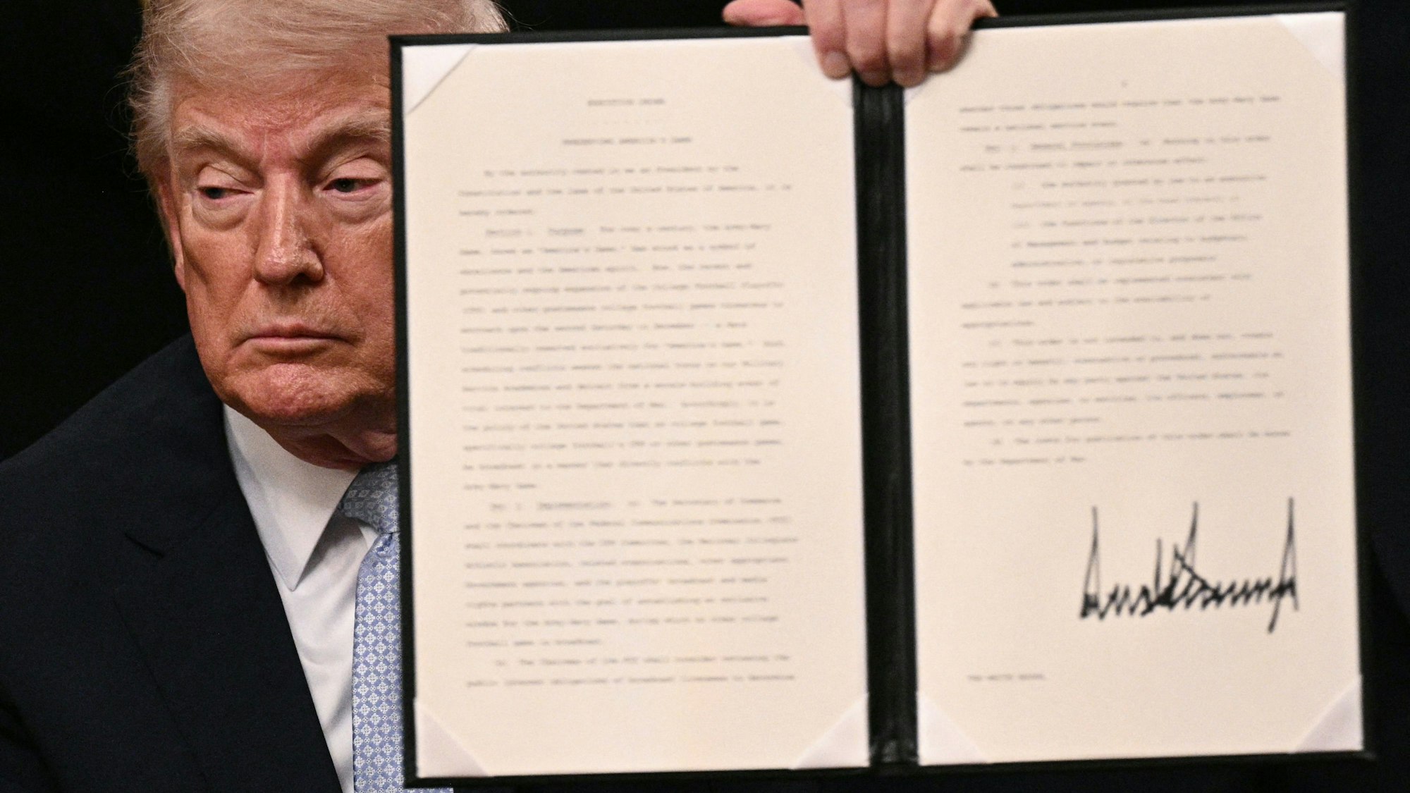 US-Präsident Donald Trump schwört auf seinen Filzstift, das Ergebnis sind markante Lettern.