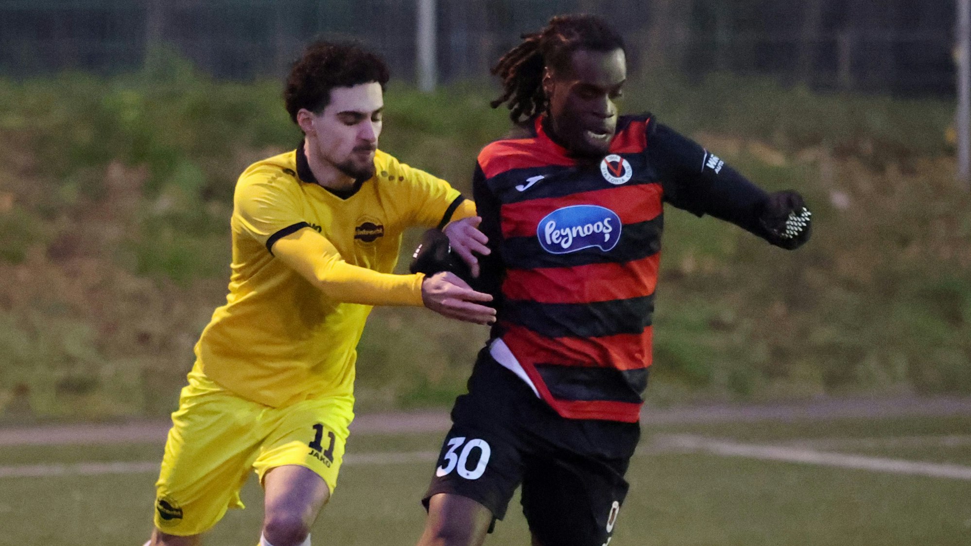 Der Hohkeppeler Arian Amyn versucht den Kölner zu stoppen.