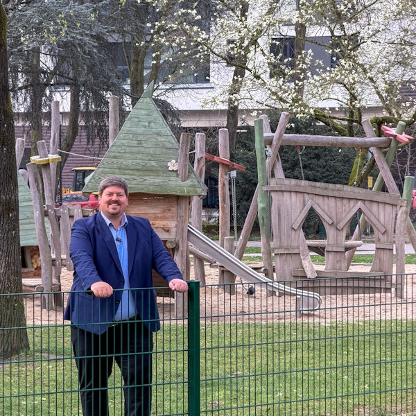Bürgermeister Marcel Winter am neuen Schutzzaun am Stadtpark