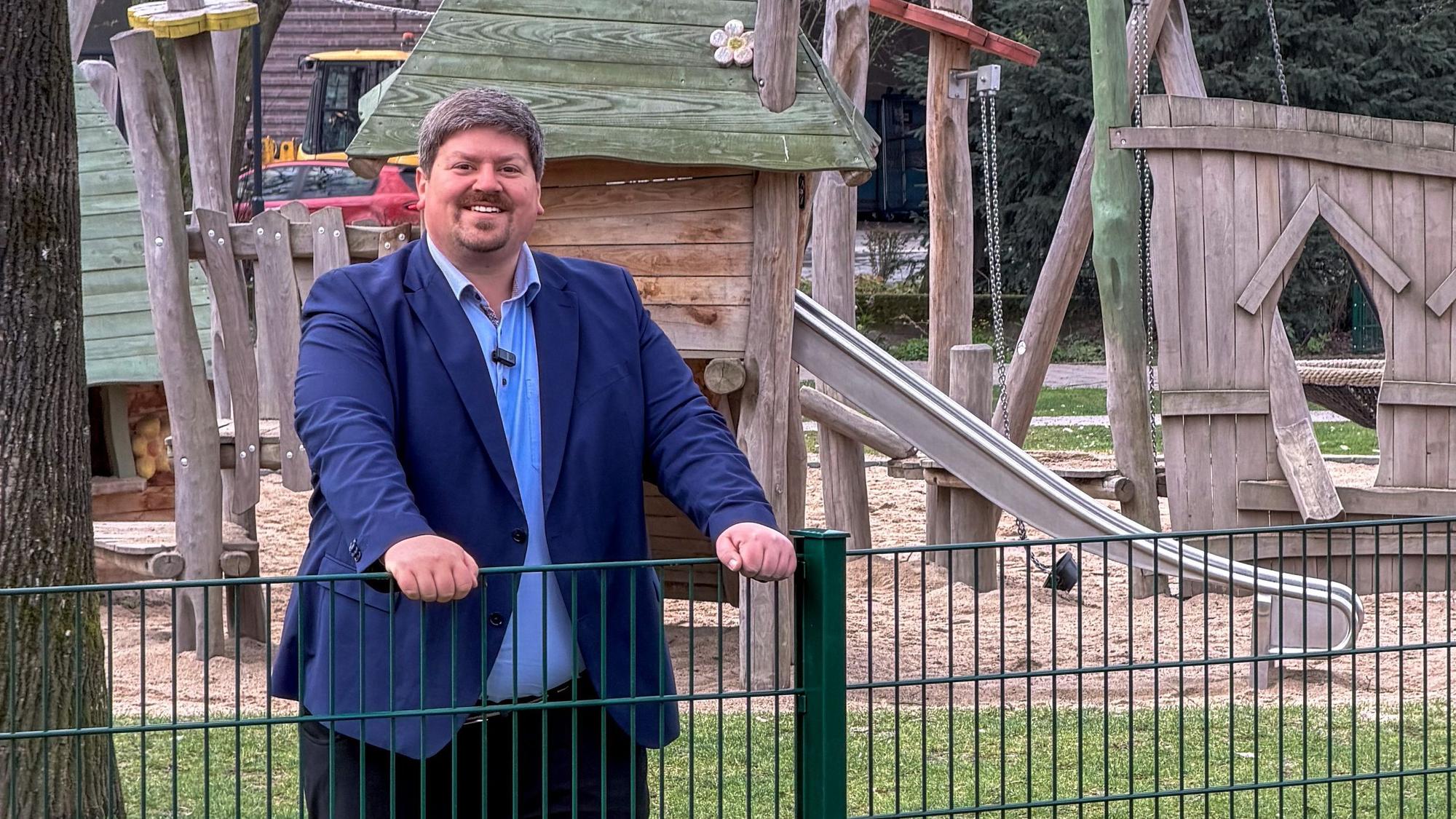 Bürgermeister Marcel Winter am neuen Schutzzaun am Stadtpark