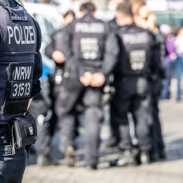 Die Polizei ist am Wochenende bei mehreren Demonstrationen in Köln im Einsatz. (Archivbild)