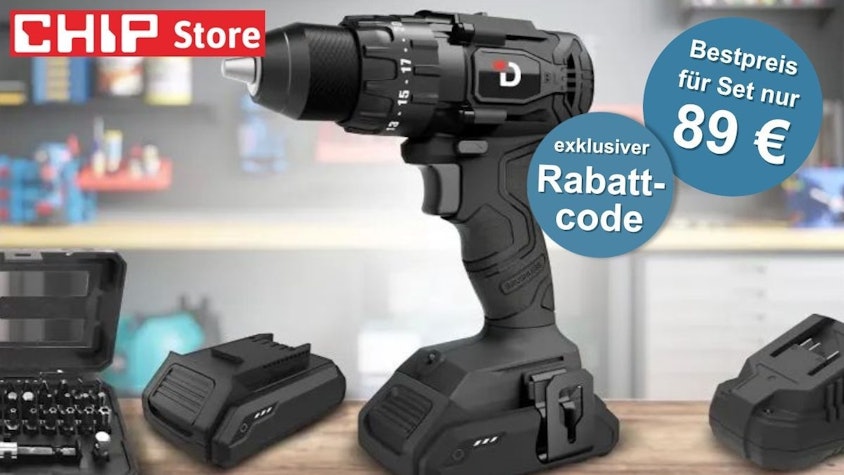 CHIP Akkuschrauber DA01 aus dem CHIP Store in der Seitenansicht mit bürstenlosem 20-Volt-Motor, 13-mm-Schnellspannbohrfutter von Röhm, zwei 20-Volt-Lithium-Ionen-Akkus, Schnellladegerät und 32-teiligem Bit- und Bohrer-Set – im CHIP Store zum Bestpreis von 89 € mit exklusivem Rabattcode für Leser des Kölner Stadt-Anzeigers.
