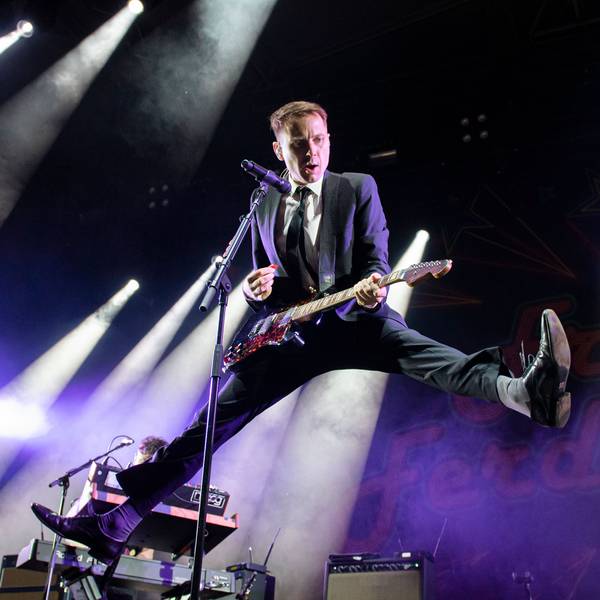 Die schottische Rockband "Franz Ferdinand" tritt mit Sänger Alex Kapranos auf dem Festival in Hradec Kralove auf. +++ dpa-Bildfunk +++