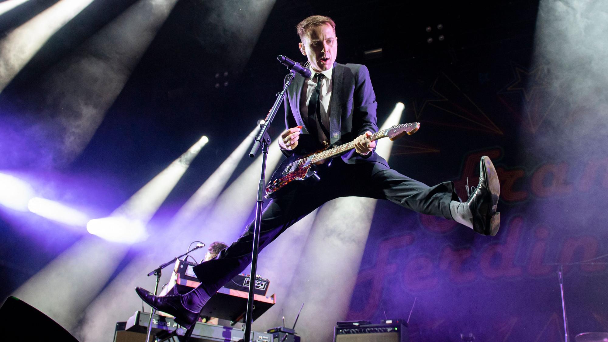 Die schottische Rockband "Franz Ferdinand" tritt mit Sänger Alex Kapranos auf dem Festival in Hradec Kralove auf. +++ dpa-Bildfunk +++