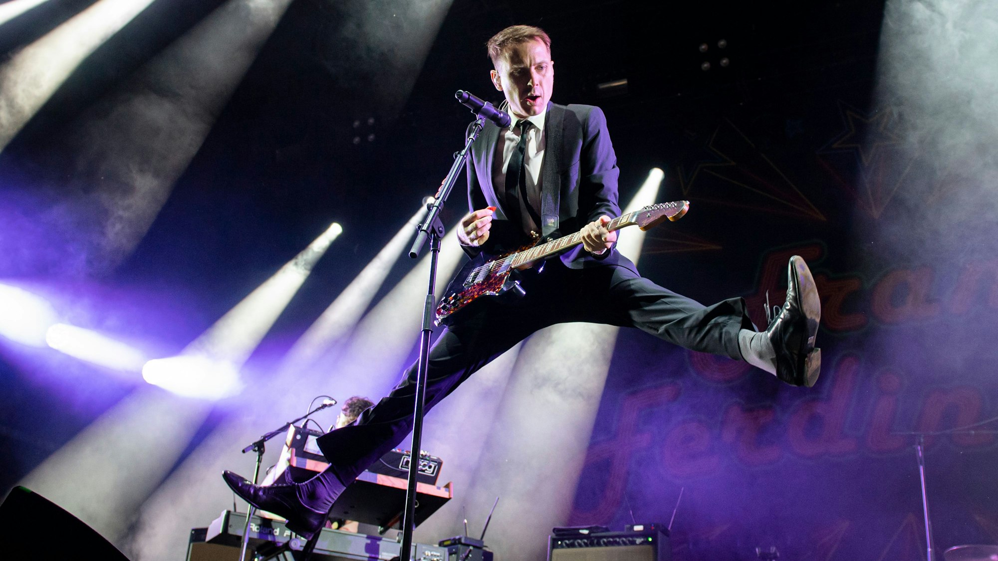 Die schottische Rockband "Franz Ferdinand" tritt mit Sänger Alex Kapranos auf dem Festival in Hradec Kralove auf. +++ dpa-Bildfunk +++