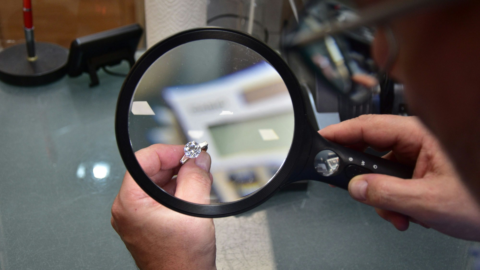 Unter der Lupe betrachtet Nikolaus Bode den Ring