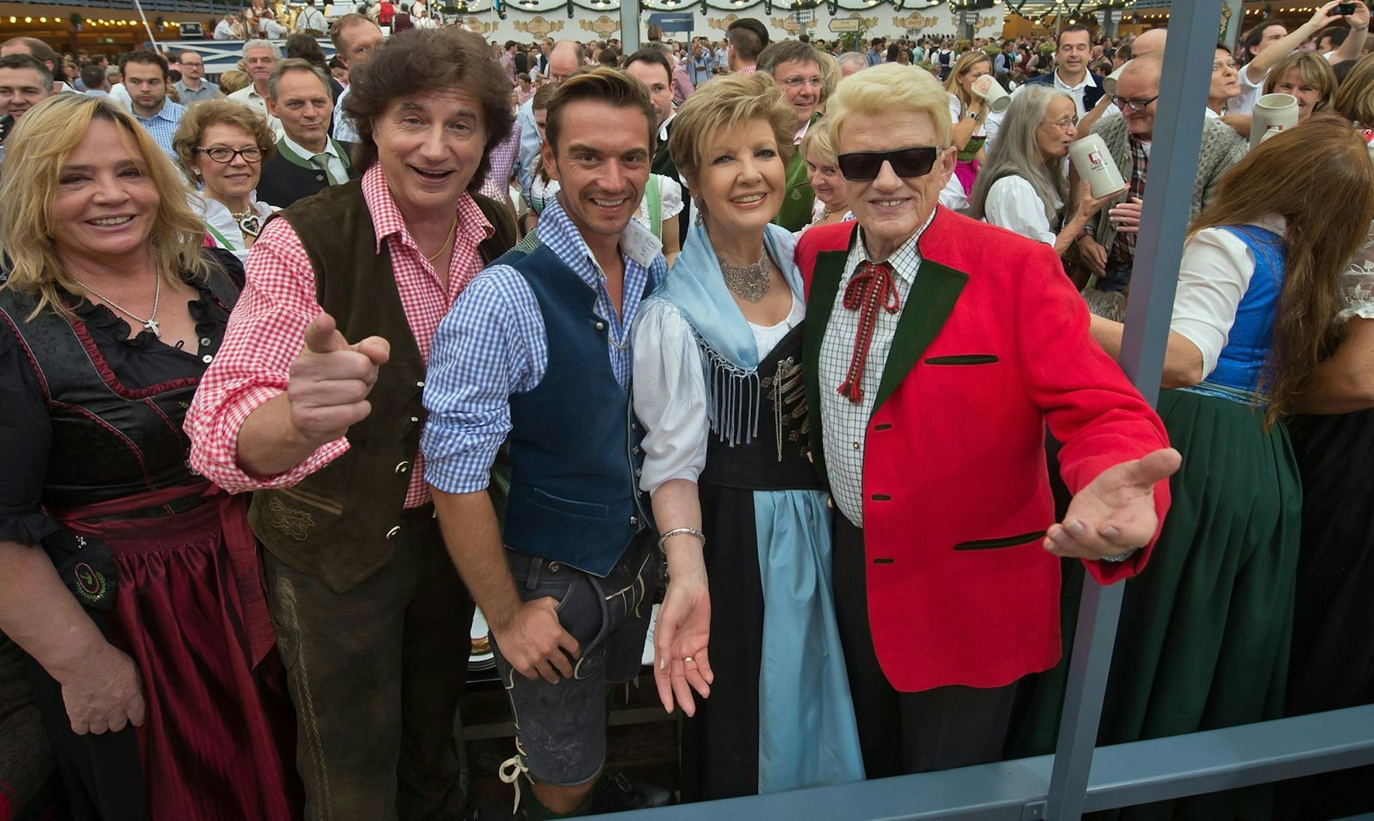 Die Wahrheit über den deutschen Schlager? Sie sieht auch so aus (von links): Sonja und Olaf Malolepski mit Florian Silbereisen, Carolin Reiber und Heino auf dem Münchner Oktoberfest 2013. (Bild: Joerg Koch/Getty Images)