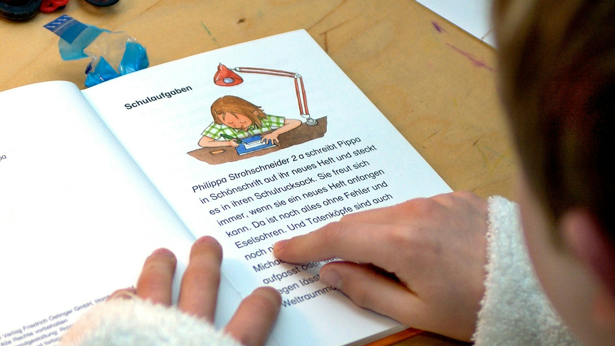 Ein Kind liest aus einem Buch.