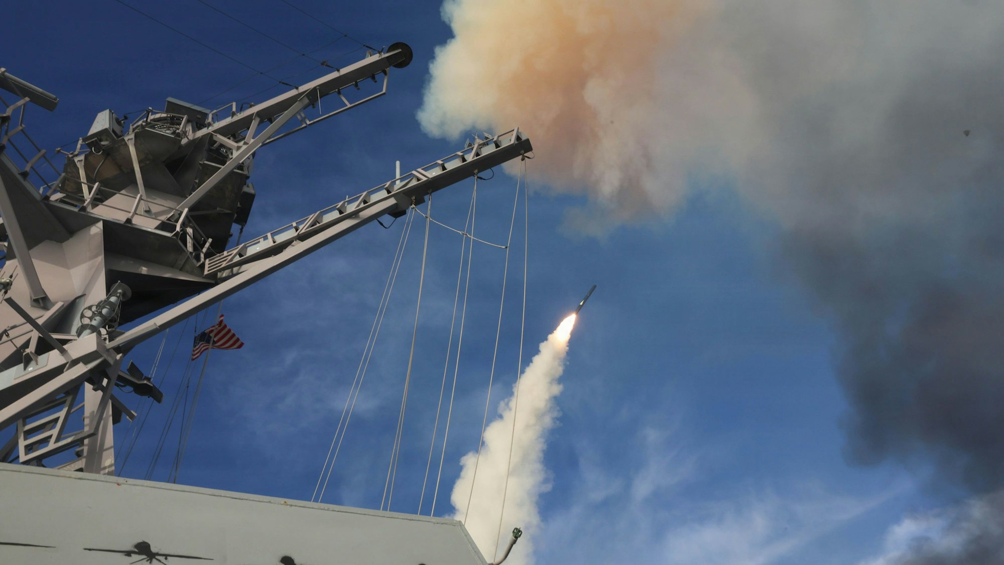 Der Lenkwaffenzerstörer USS Thomas Hudner der Arleigh Burke-Klasse der U.S. Navy startet am 21. März 2026 von einem nicht genannten Ort aus eine Tomahawk-Landrakete zur Unterstützung der Operation Epic Fury.