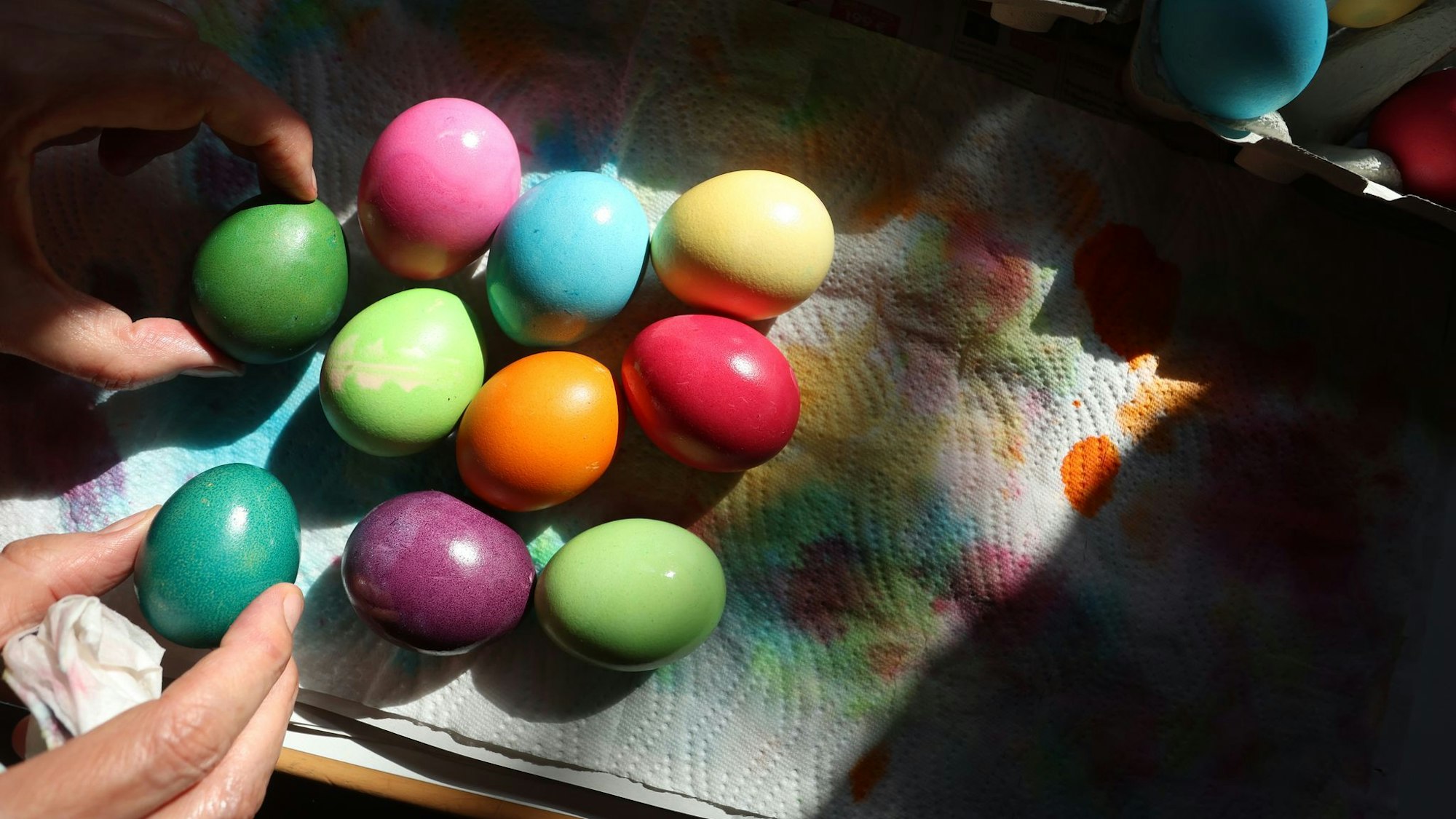 Frau färbt Ostereier