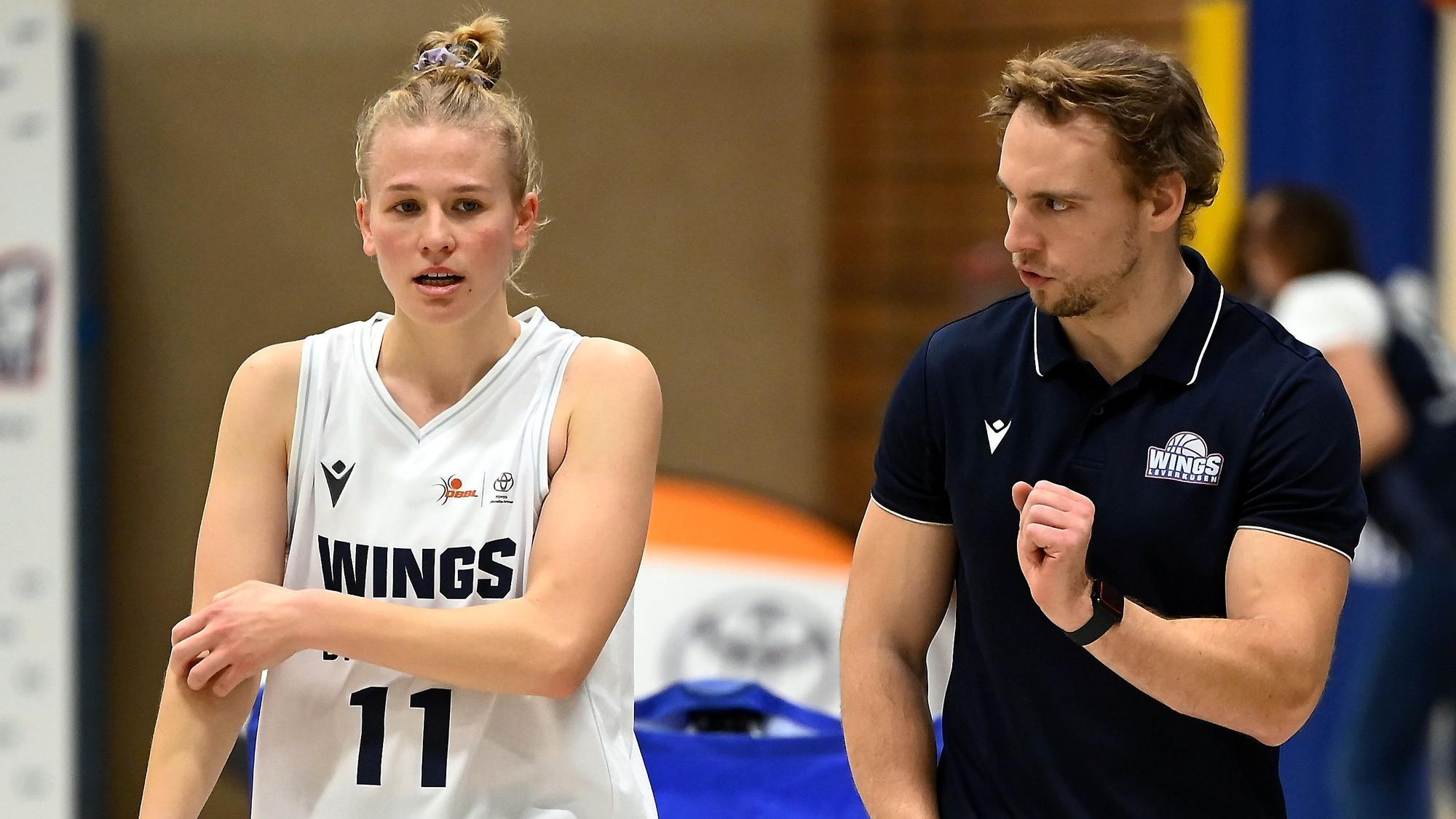 30.11.2025, Basketball-Wings Leverkusen-Elmsbüttel
links: Leonie Kampes (Leverkusen)
rechts: TR: Patrick Reusch (Leverkusen)
Foto: Uli Herhaus