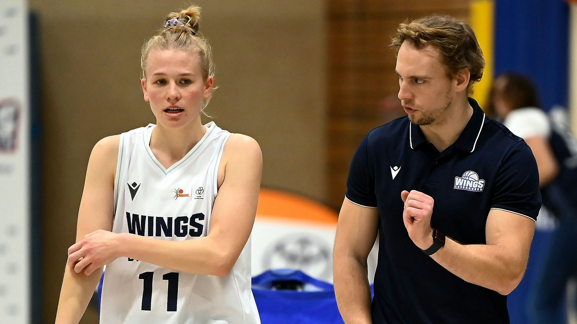 30.11.2025, Basketball-Wings Leverkusen-Elmsbüttel
links: Leonie Kampes (Leverkusen)
rechts: TR: Patrick Reusch (Leverkusen)
Foto: Uli Herhaus