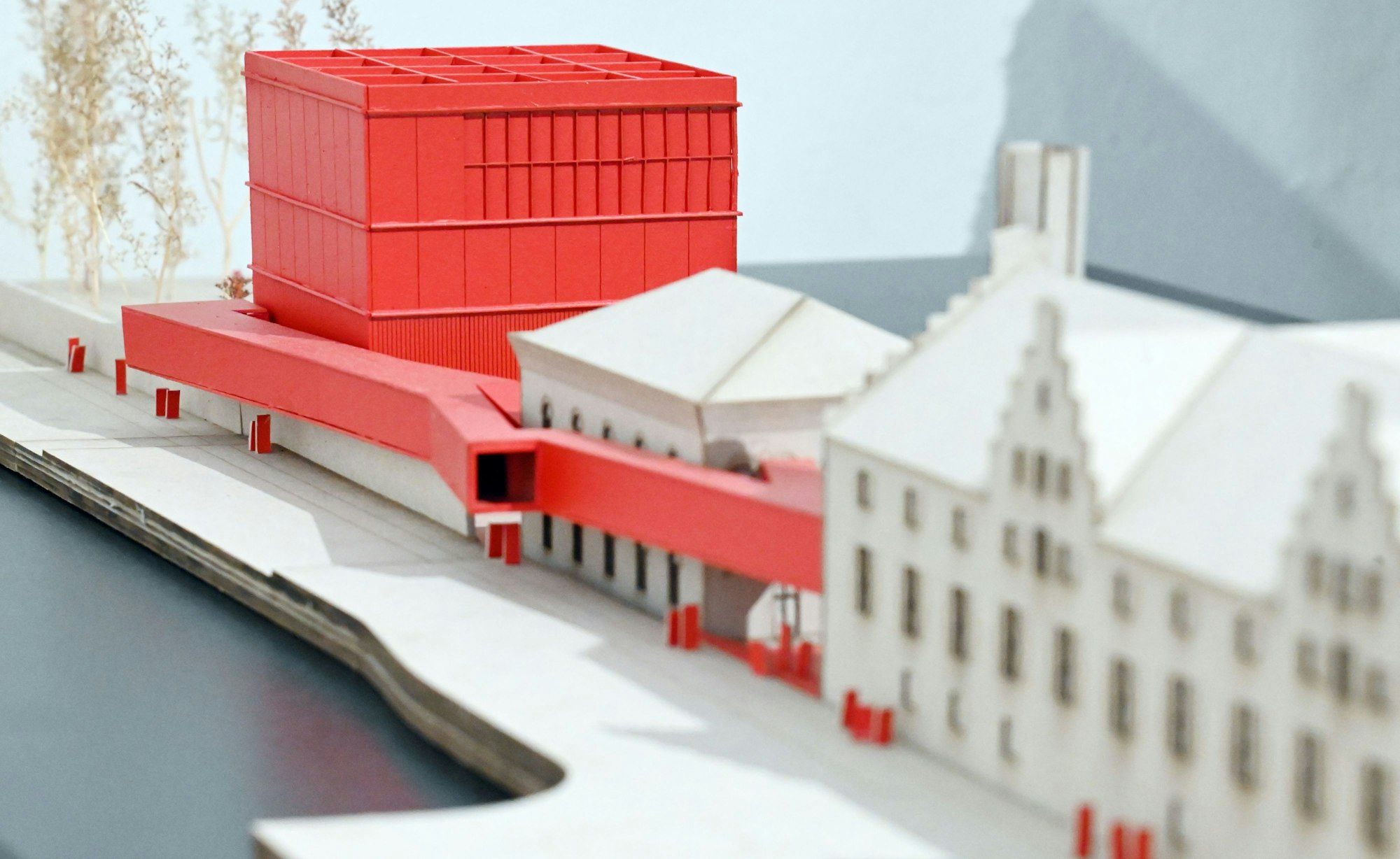 Der Entwurf des Studenten Jacob Eisenberg: Er stellt sich einen Neubau neben der Alten Wache vor und eine tunnelartige Verbindung zwischen dem neuen und den alten Gebäuden, die die den Blick auf den Dom und die Stadtmauer freilegt.