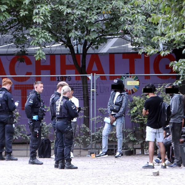 Eine Polizeikontrolle am Drogenhotspot Neumarkt in der Kölner Innenstadt