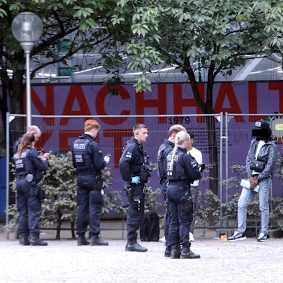 Eine Polizeikontrolle am Drogenhotspot Neumarkt in der Kölner Innenstadt