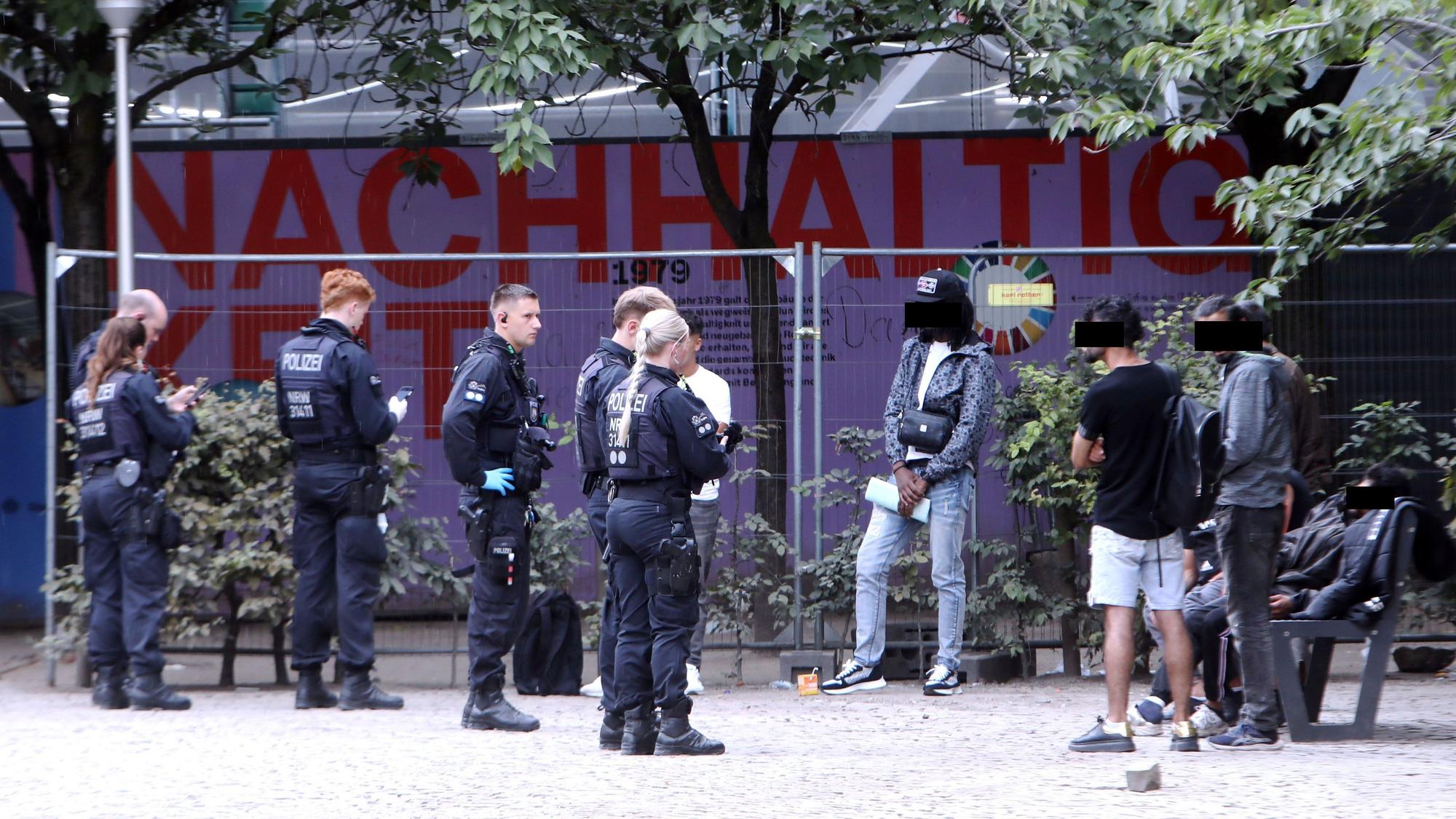 Eine Polizeikontrolle am Drogenhotspot Neumarkt in der Kölner Innenstadt