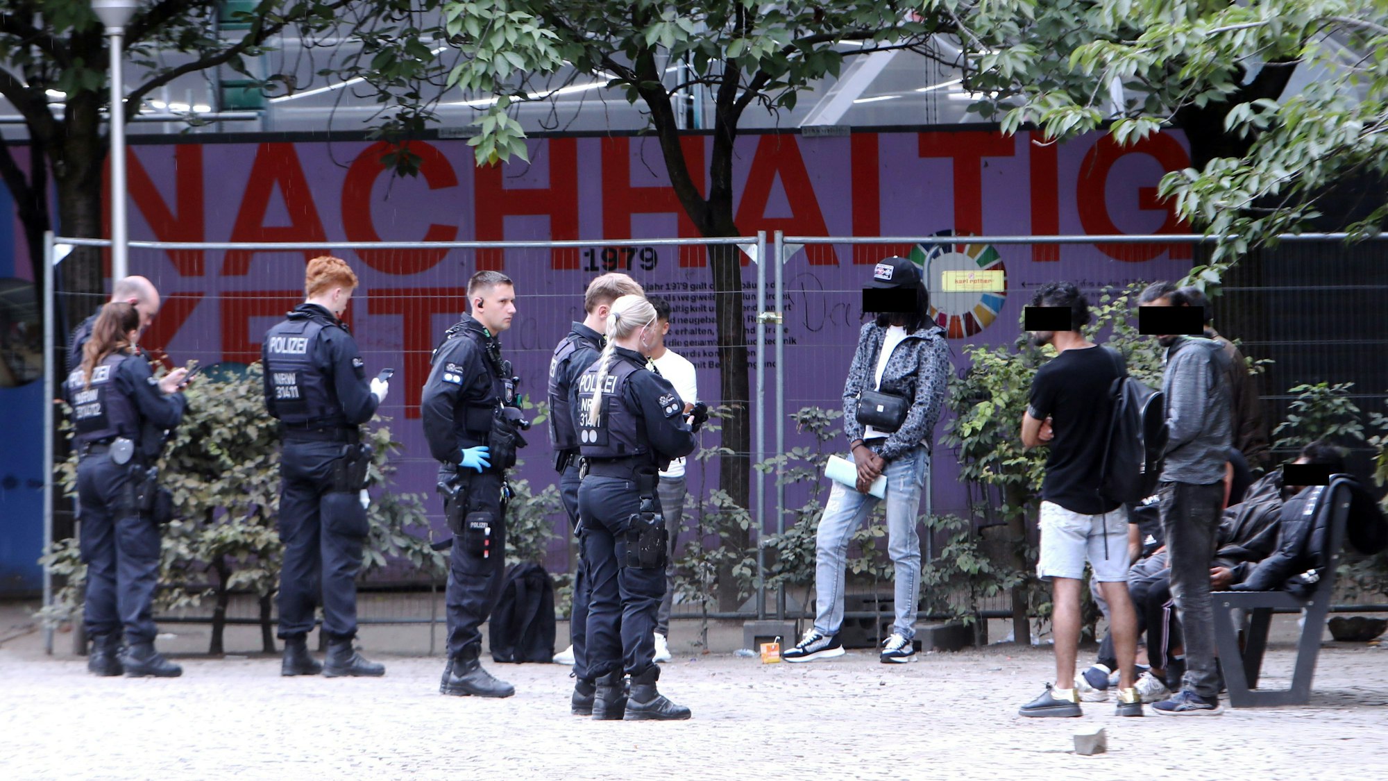 Eine Polizeikontrolle am Drogenhotspot Neumarkt in der Kölner Innenstadt