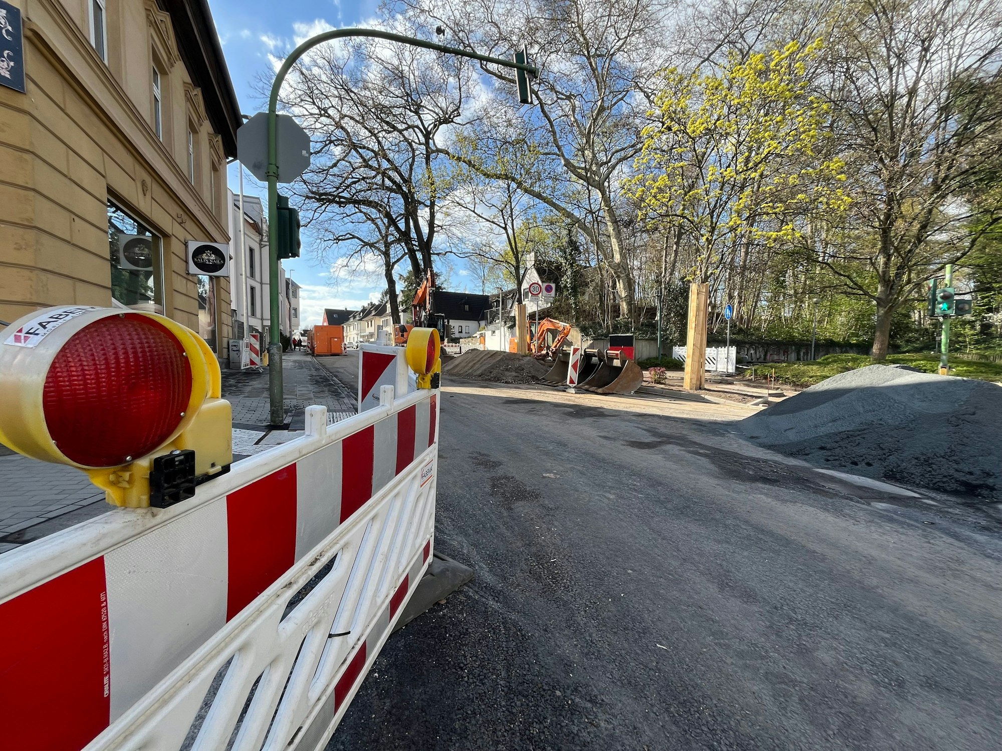 Am Dhünnberg werden Fahrbahn und Gewege überarbeitet.