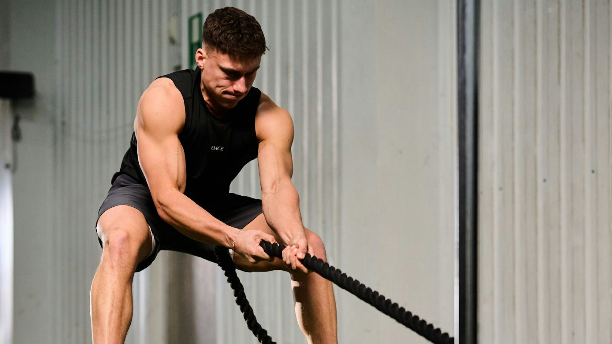 Das Foto zeigt einen Sportler, der mit Seilen trainiert.