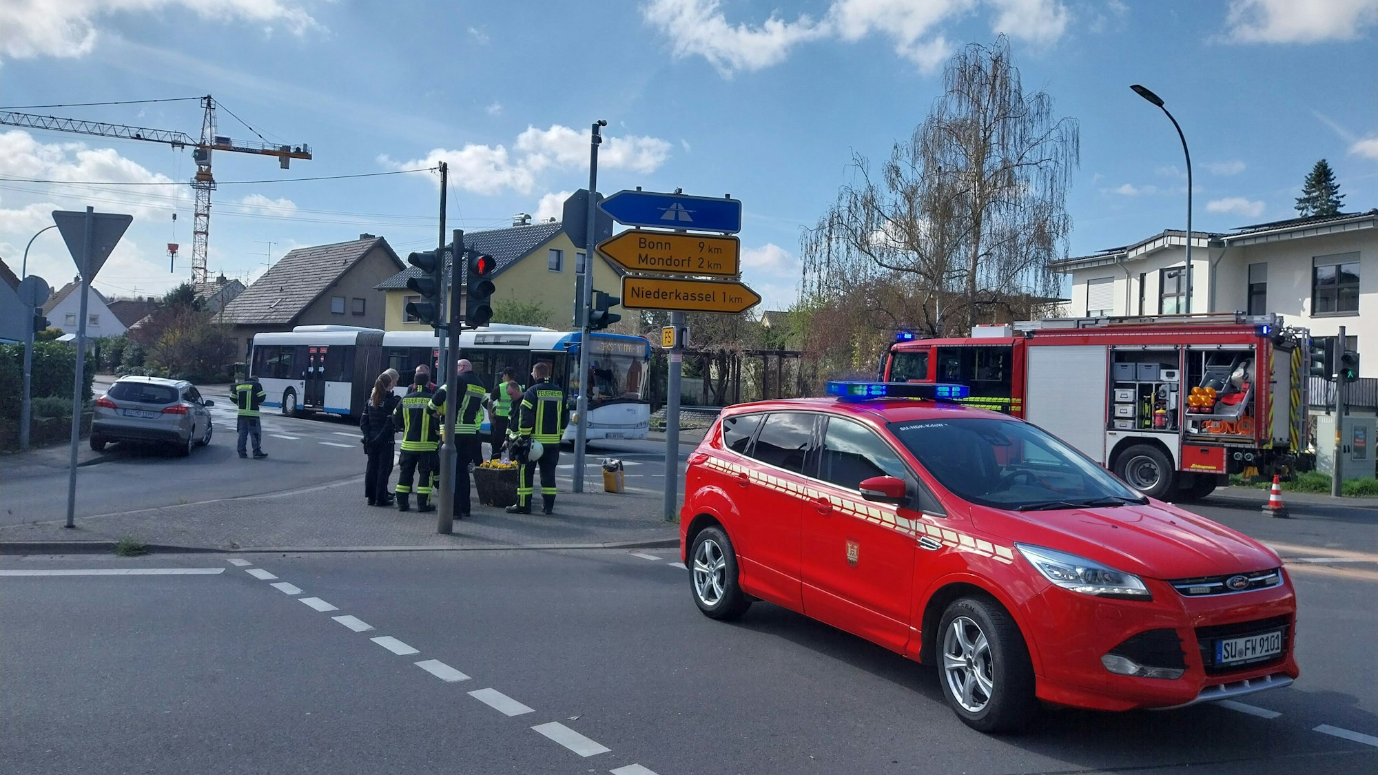 Die Kreuzung Deutzer Straße/Marktstraße in Niederkassel-Rheidt wurde gesperrt. Dort hatte ein Bus Kühlflüssigkeit verloren.