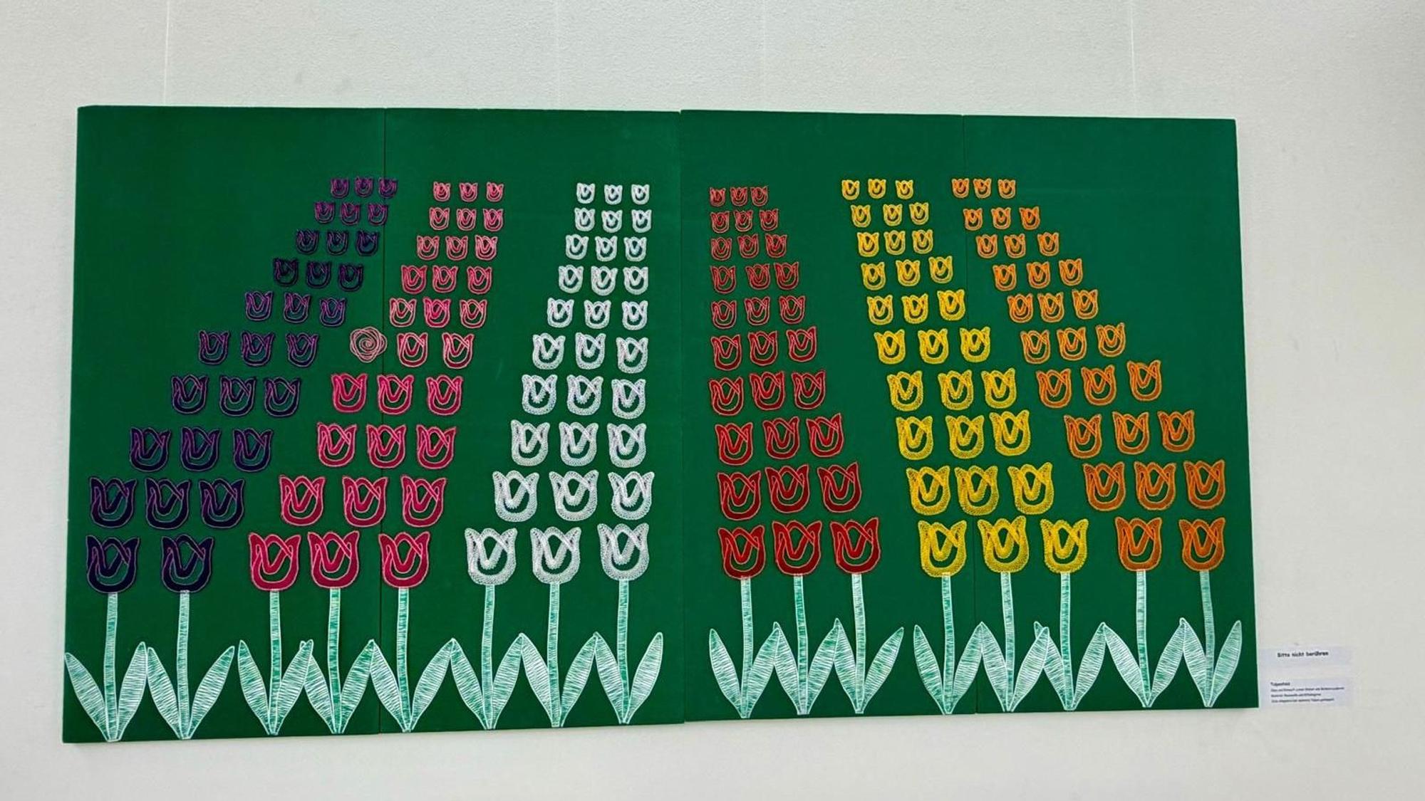 Das Ergebnis: ein riesiges Tulpenfeld aus 178 geklöppelten Tulpen, jede ein kleines Kunstwerk.