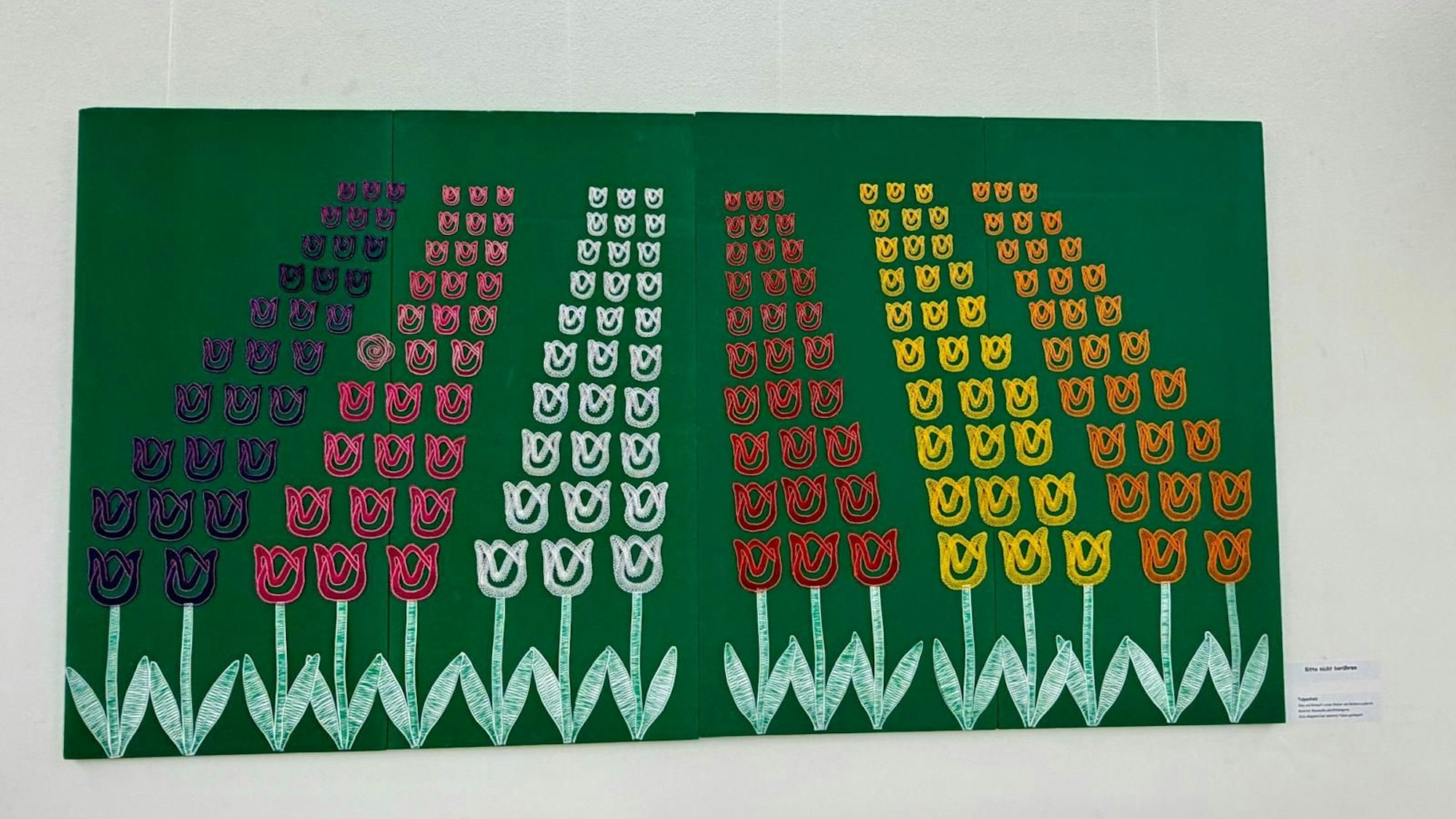 Das Ergebnis: ein riesiges Tulpenfeld aus 178 geklöppelten Tulpen, jede ein kleines Kunstwerk.