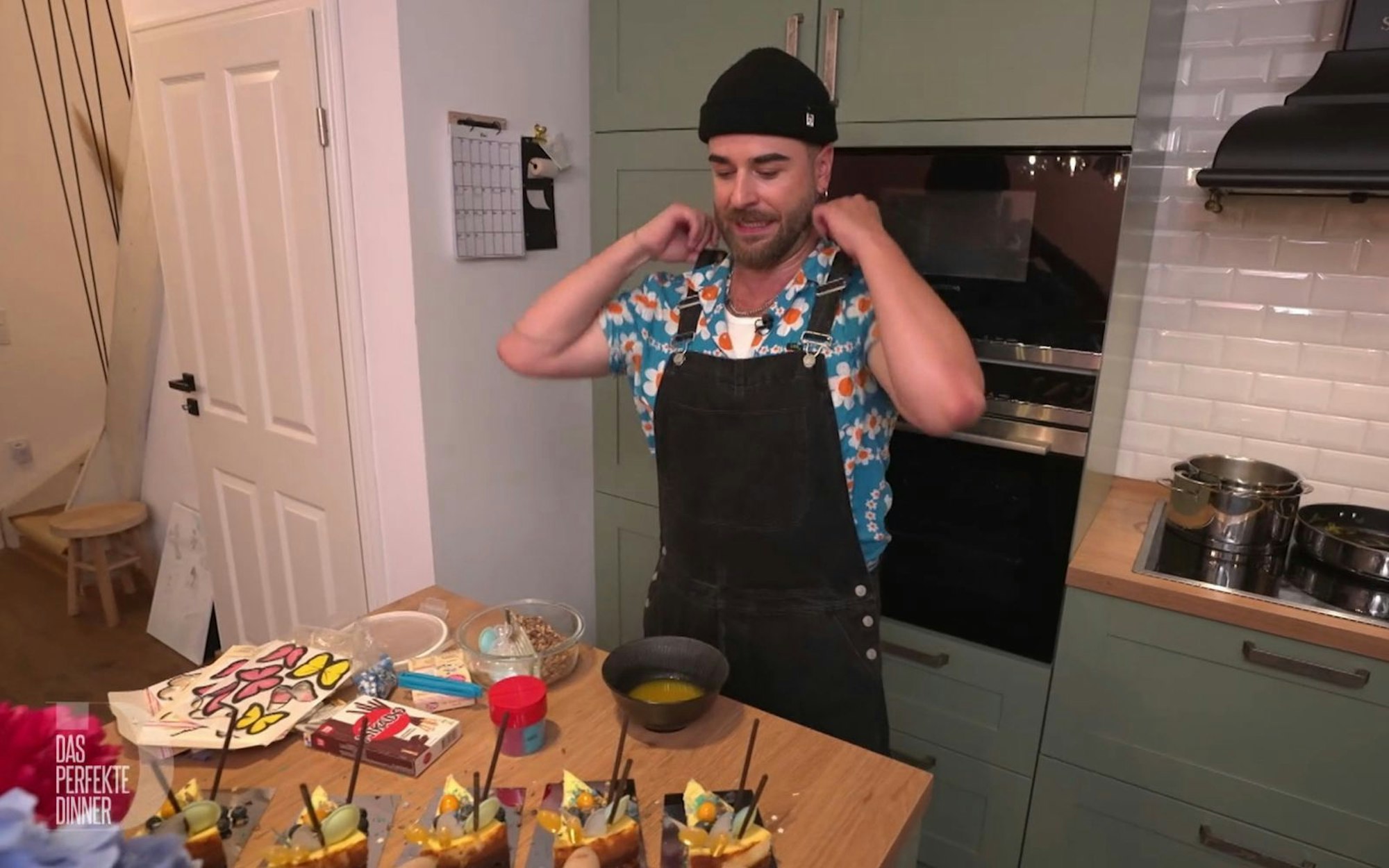 „Wie beim Kindergeburtstag“: Eric (34) dekoriert sein Dessert. (Bild: RTL)