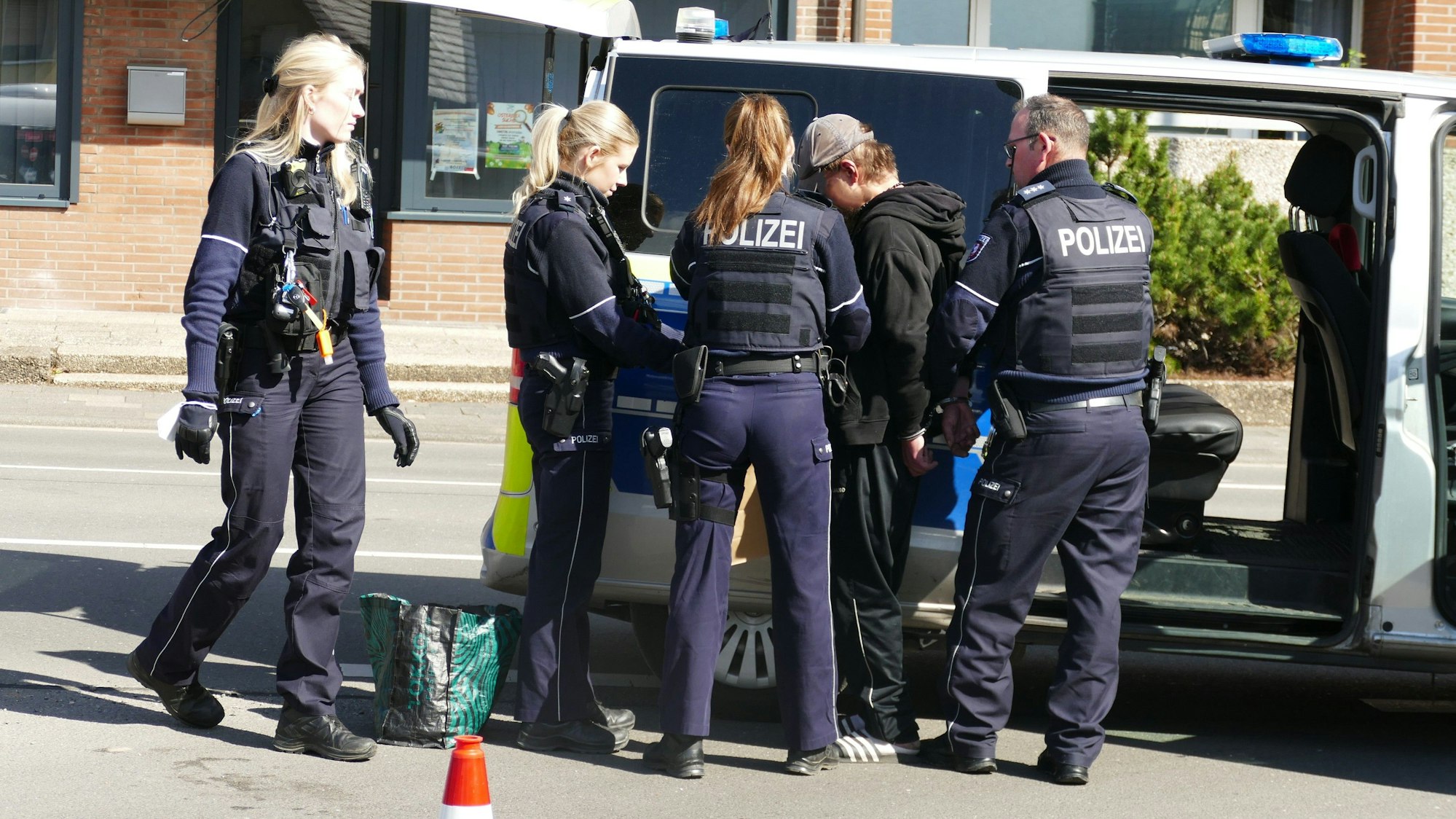 Polizisten nahmen einen jungen Mann in Gewahrsam, der die Feuerwehrleute bespuckt hatte.