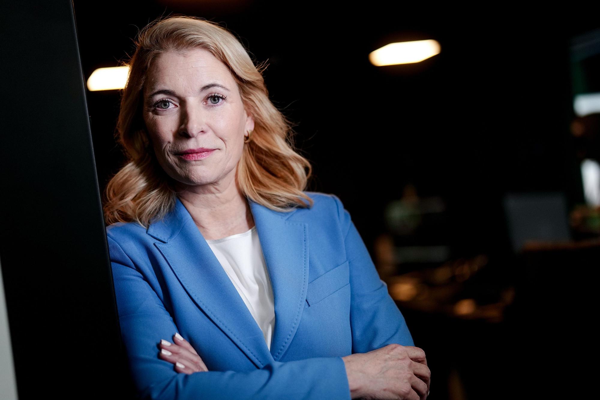 Evelyn Palla im Halbporträt mit blauem Blazer und freundlichem Blick.