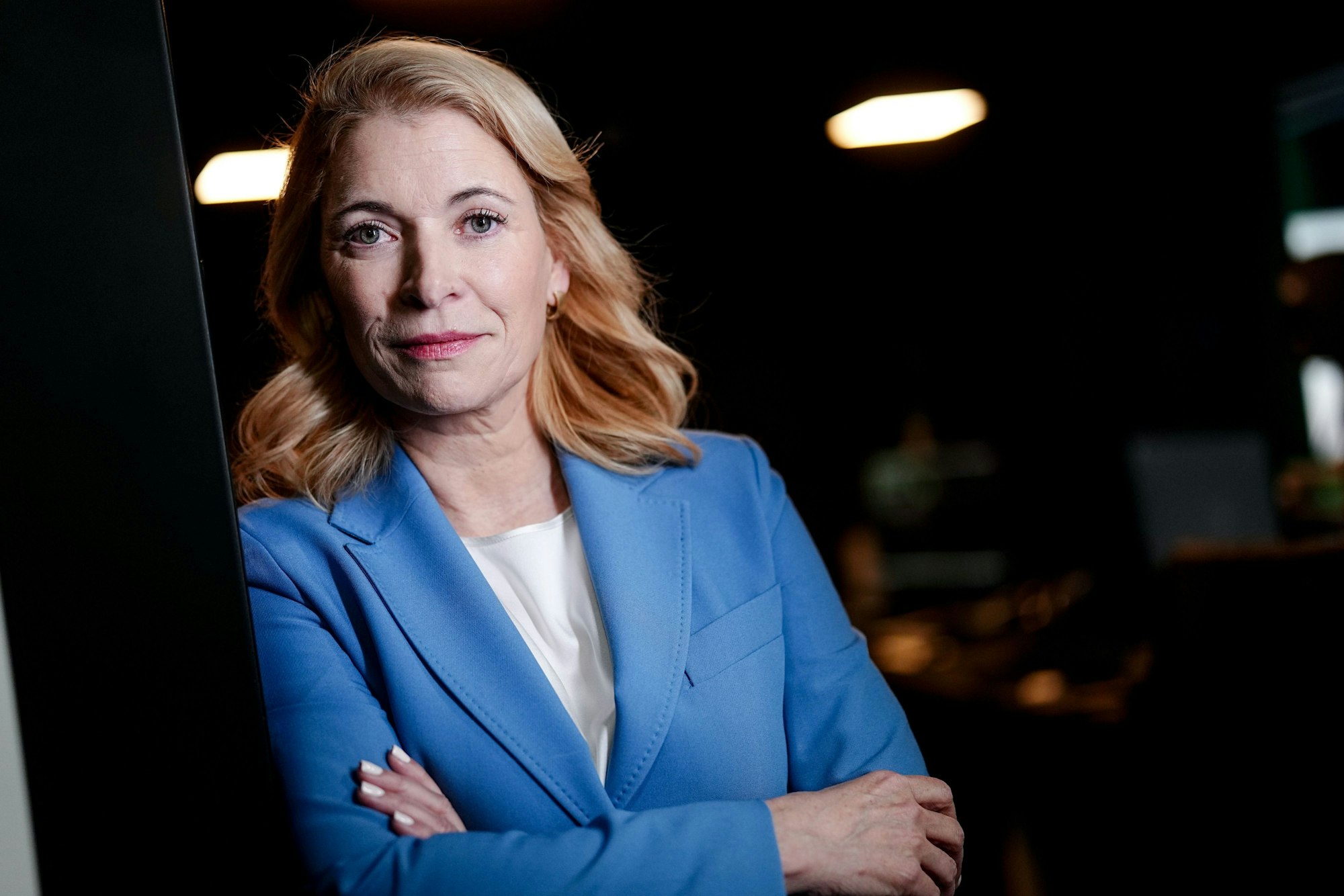 Evelyn Palla im Halbporträt mit blauem Blazer und freundlichem Blick.