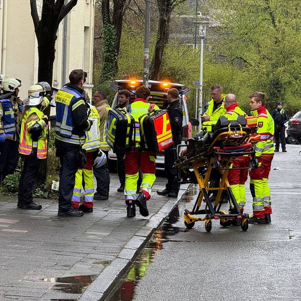 Zahlreiche Kräfte von Polizei und Rettungsdiensten sind am Samstag (28. März) in einer Straße in Witten im Einsatz.