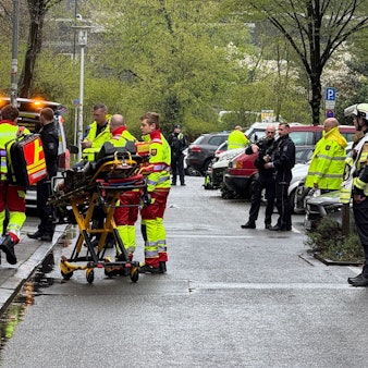 Zahlreiche Kräfte von Polizei und Rettungsdiensten sind am Samstag (28. März) in einer Straße in Witten im Einsatz.